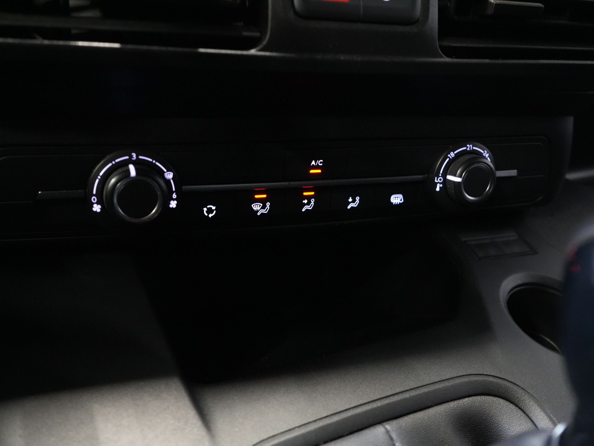 Opel Combo Bestelbus 1.5D 100 pk BPM VRIJ! Carplay/ Cruise/ Trekhaak/ Airco/ PDC 19