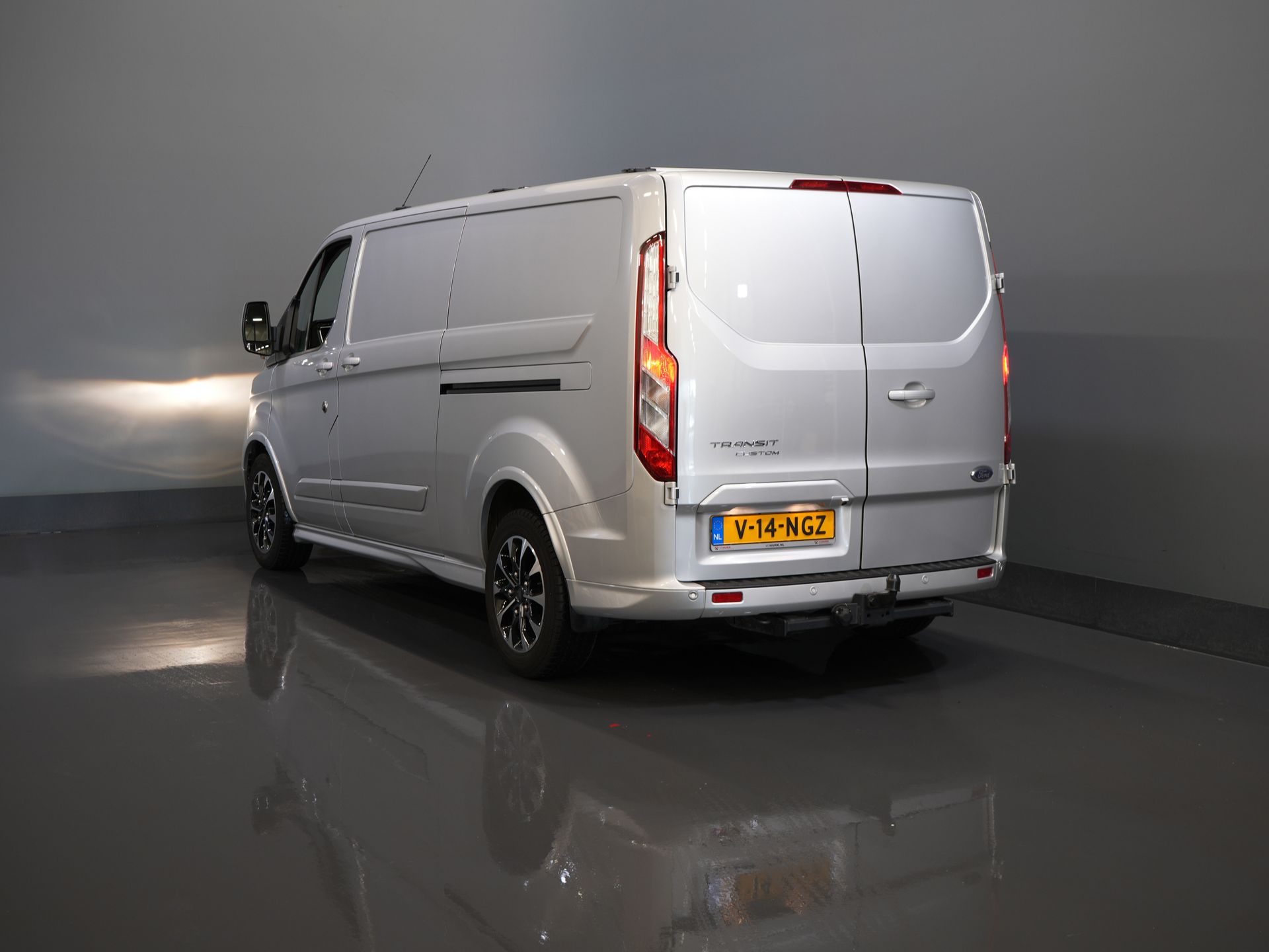 Ford Transit Custom Bestelbus 320 2.0 TDCI 170 pk L2 Aut. Limited BPM VRIJ! 2xSchuifdeur/ Stoelverw./ Carplay/ Camera/ LMV/ Trekhaak 1