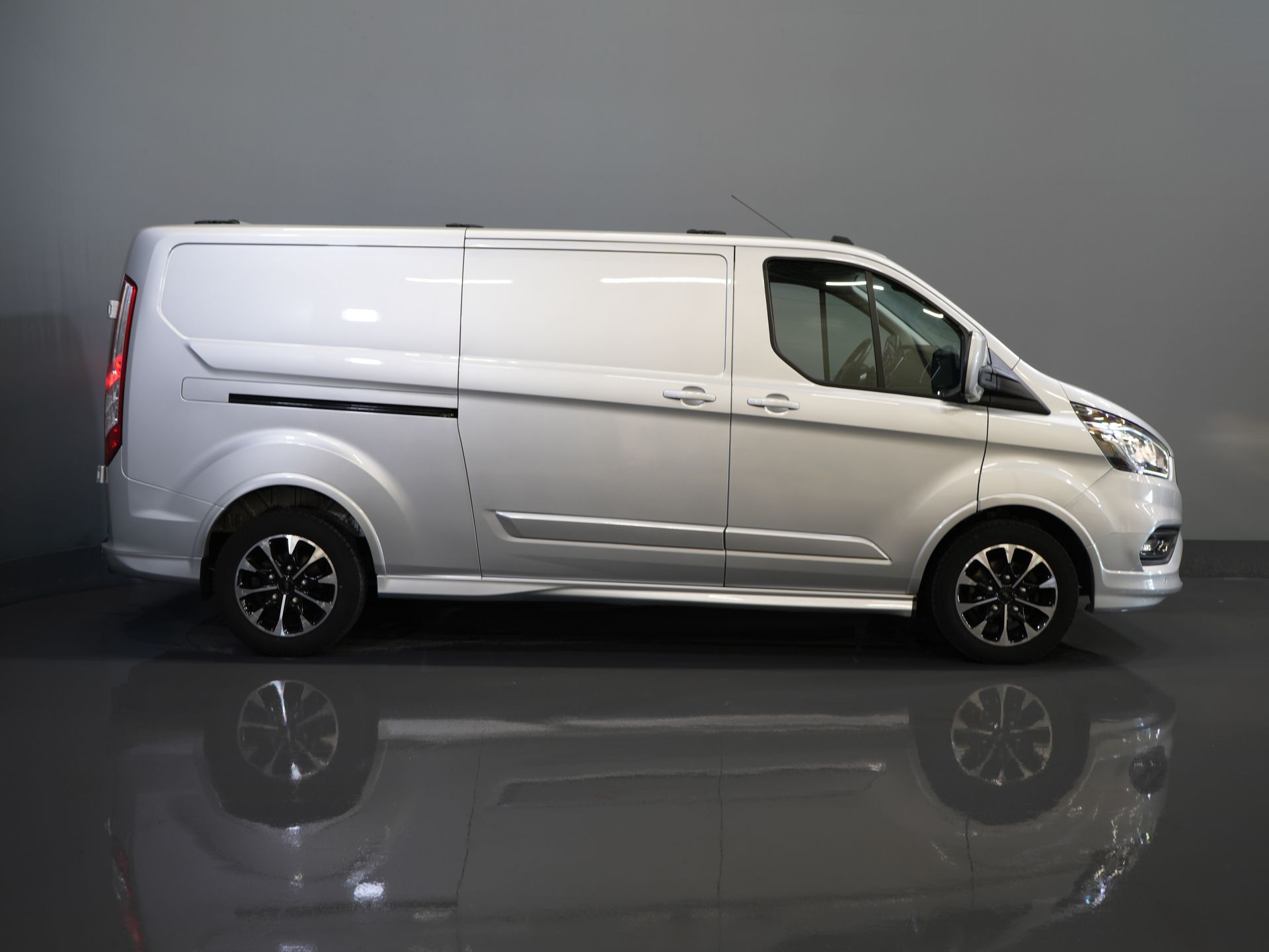 Ford Transit Custom Bestelbus 320 2.0 TDCI 170 pk L2 Aut. Limited BPM VRIJ! 2xSchuifdeur/ Stoelverw./ Carplay/ Camera/ LMV/ Trekhaak 10