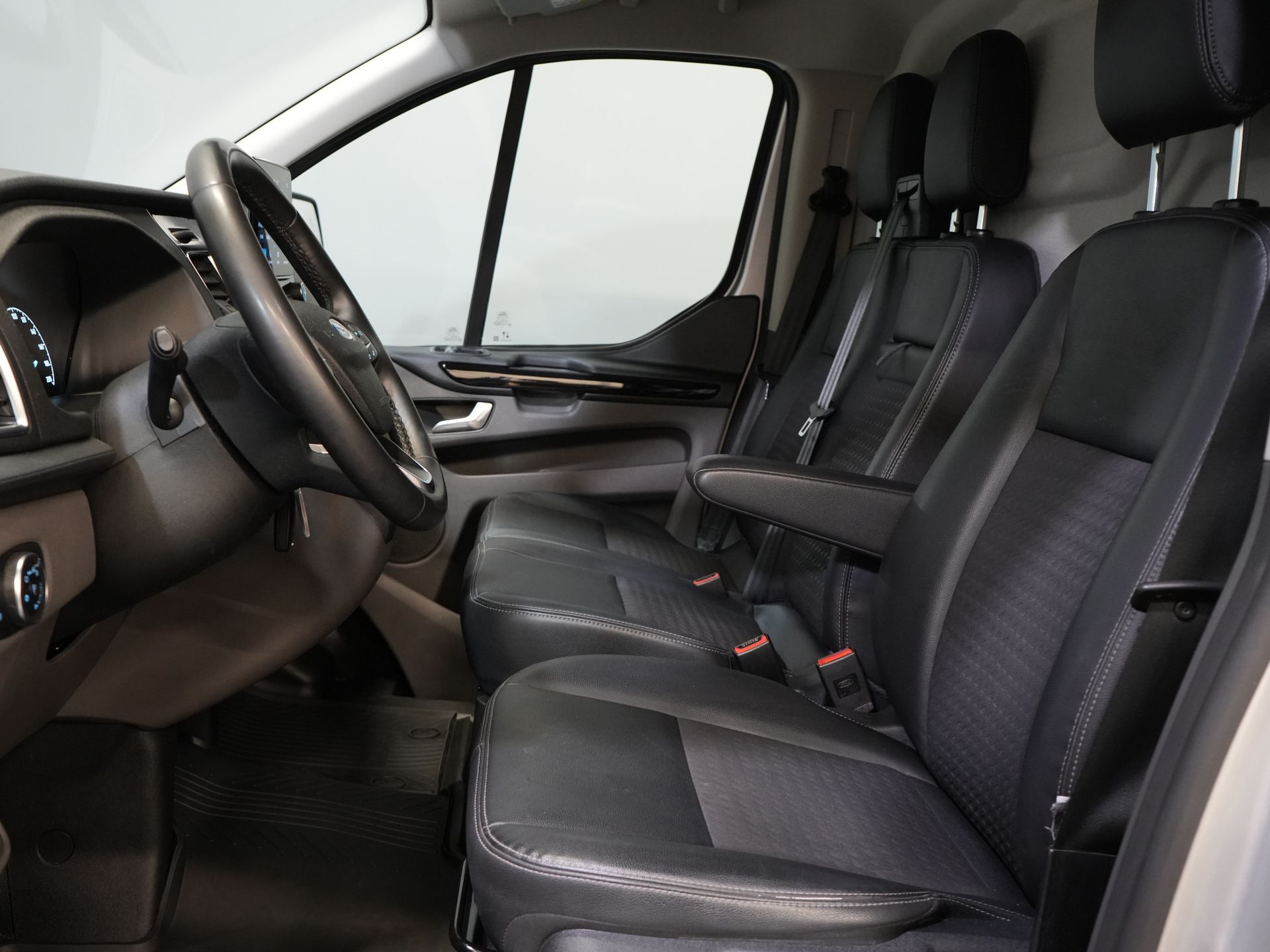 Ford Transit Custom Bestelbus 320 2.0 TDCI 170 pk L2 Aut. Limited BPM VRIJ! 2xSchuifdeur/ Stoelverw./ Carplay/ Camera/ LMV/ Trekhaak 11