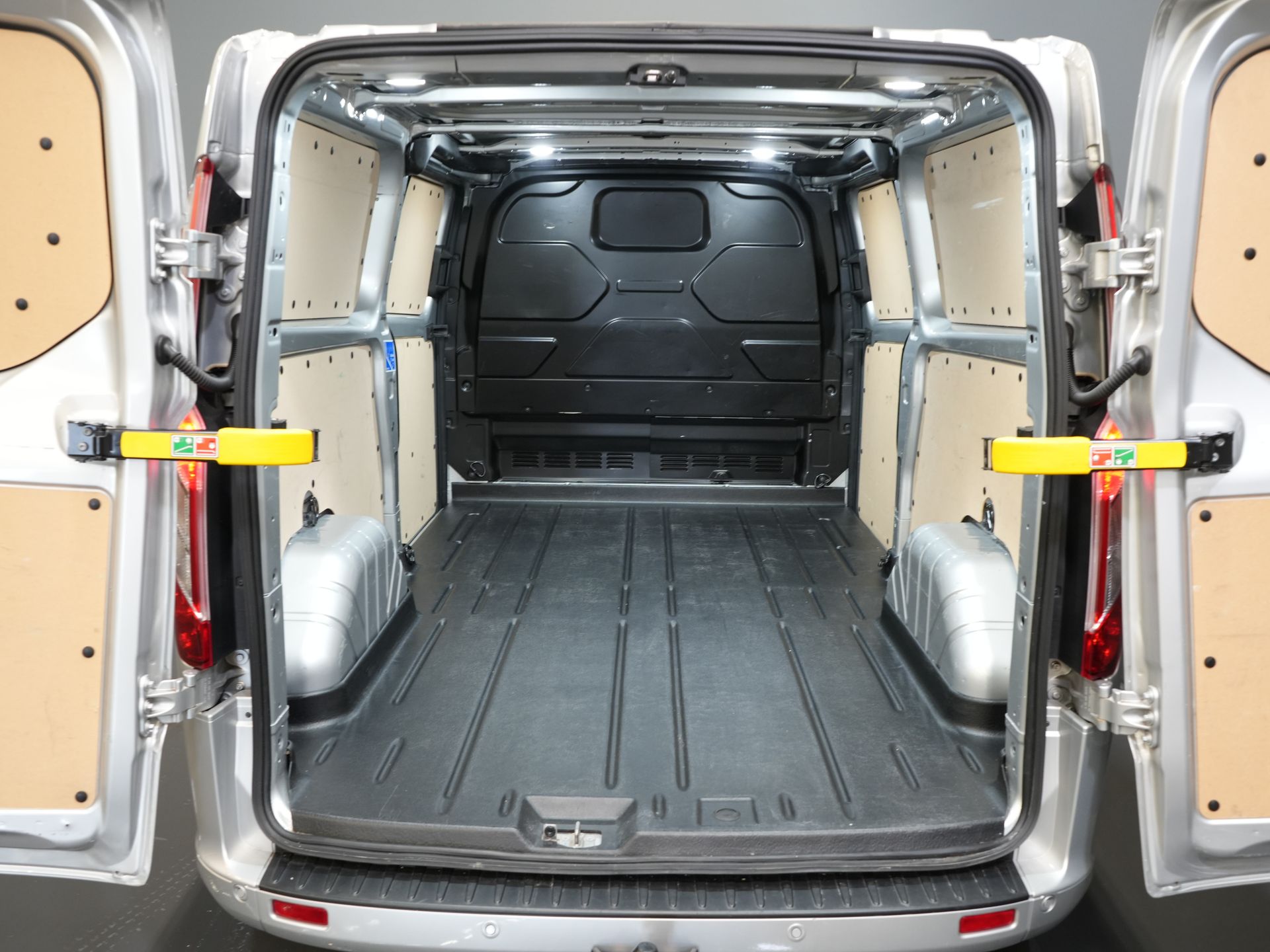 Ford Transit Custom Bestelbus 320 2.0 TDCI 170 pk L2 Aut. Limited BPM VRIJ! 2xSchuifdeur/ Stoelverw./ Carplay/ Camera/ LMV/ Trekhaak 14