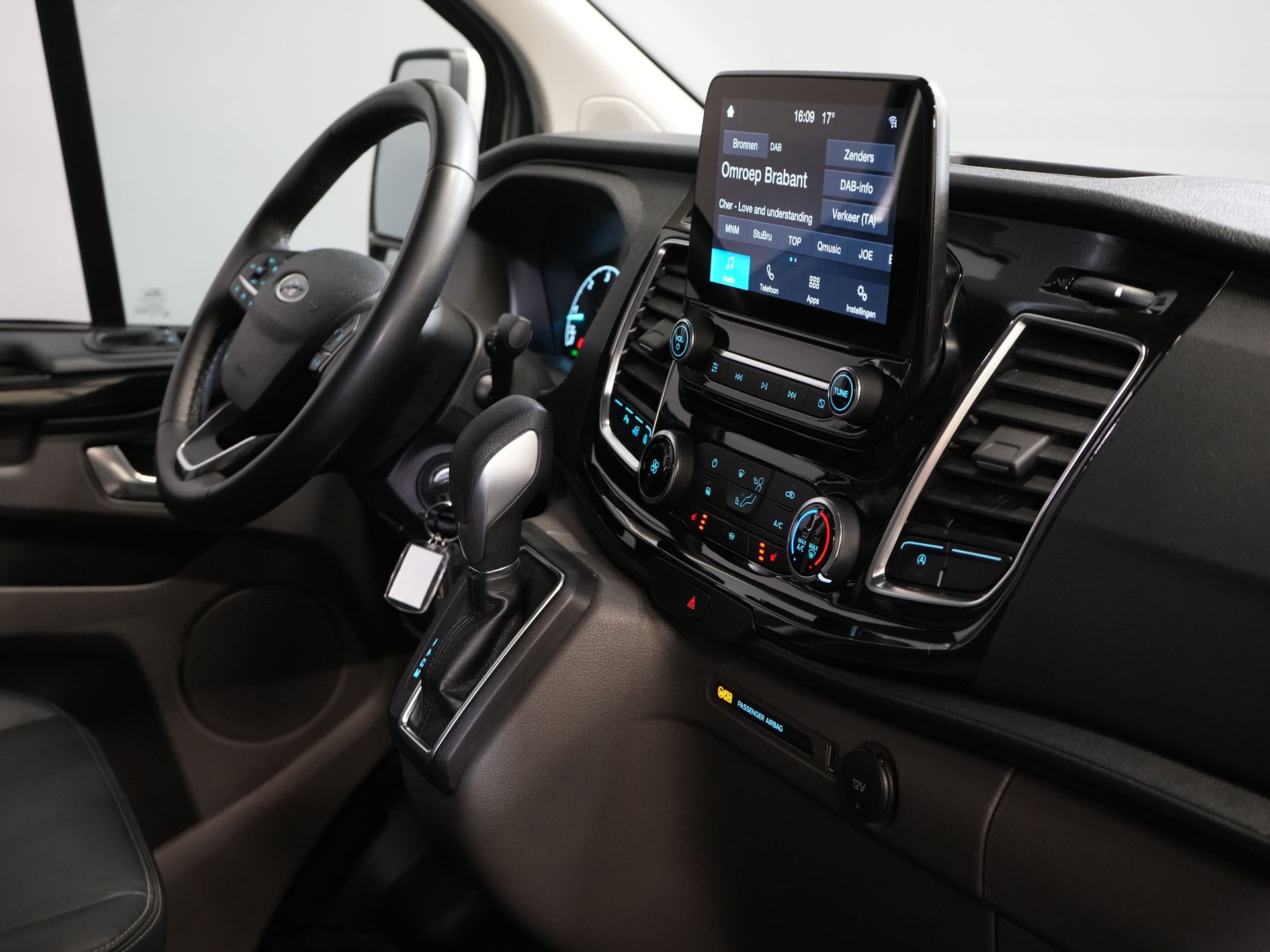 Ford Transit Custom Bestelbus 320 2.0 TDCI 170 pk L2 Aut. Limited BPM VRIJ! 2xSchuifdeur/ Stoelverw./ Carplay/ Camera/ LMV/ Trekhaak 2