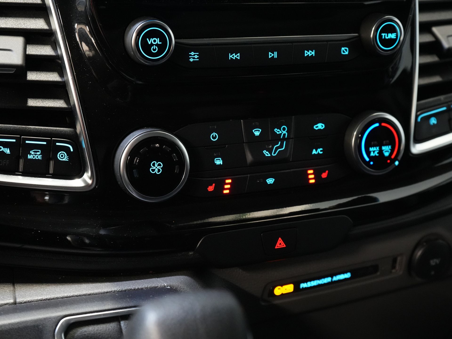 Ford Transit Custom Bestelbus 320 2.0 TDCI 170 pk L2 Aut. Limited BPM VRIJ! 2xSchuifdeur/ Stoelverw./ Carplay/ Camera/ LMV/ Trekhaak 21