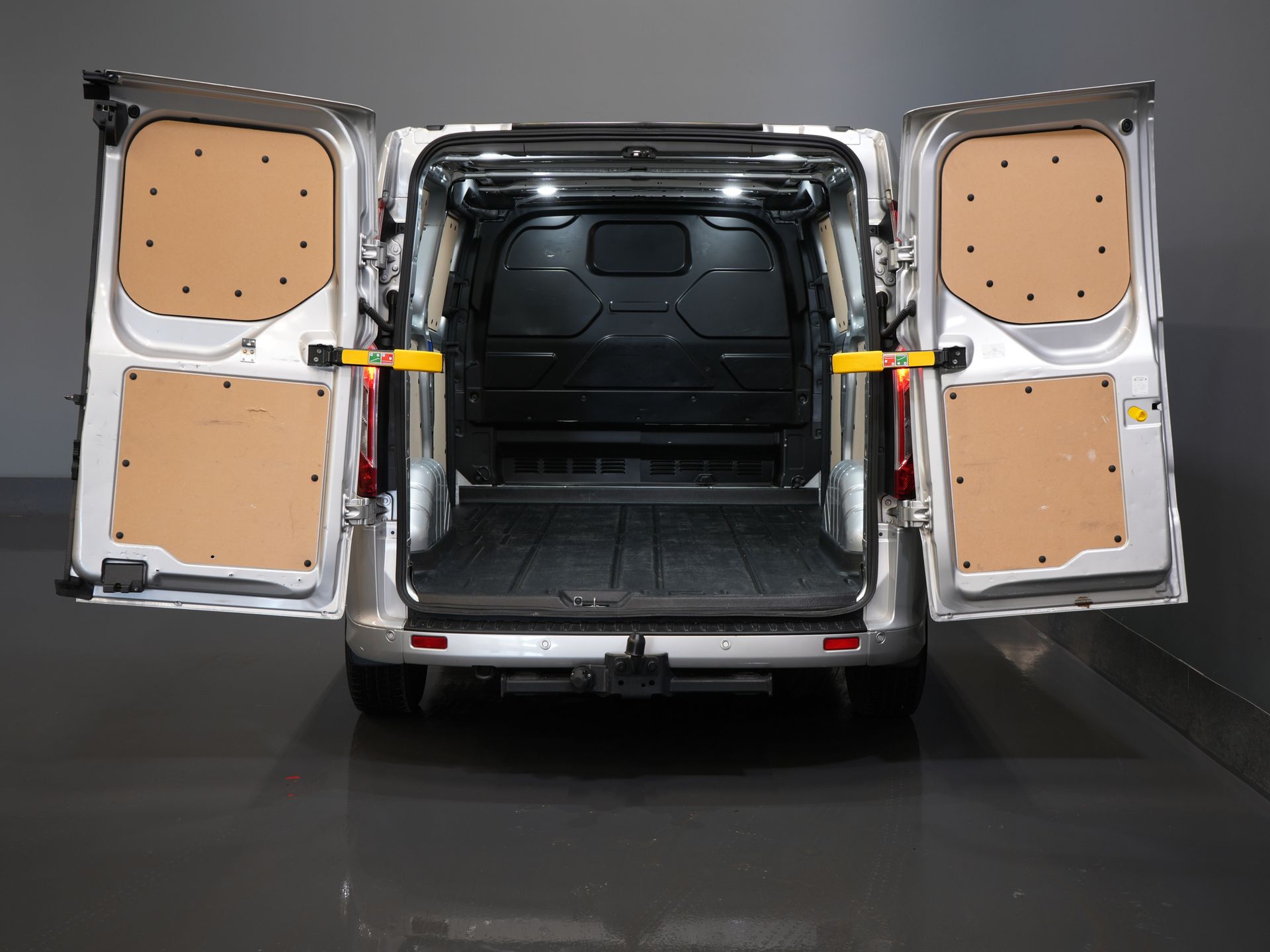 Ford Transit Custom Bestelbus 320 2.0 TDCI 170 pk L2 Aut. Limited BPM VRIJ! 2xSchuifdeur/ Stoelverw./ Carplay/ Camera/ LMV/ Trekhaak 4