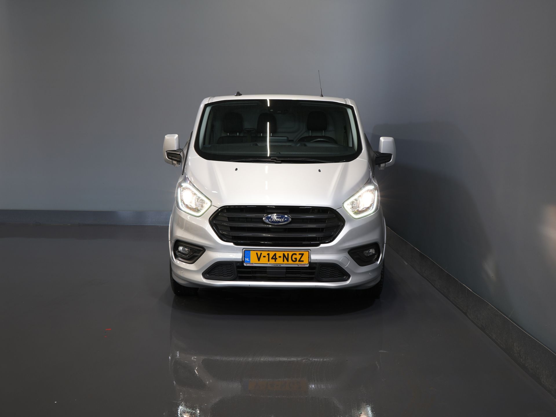 Ford Transit Custom Bestelbus 320 2.0 TDCI 170 pk L2 Aut. Limited BPM VRIJ! 2xSchuifdeur/ Stoelverw./ Carplay/ Camera/ LMV/ Trekhaak 6