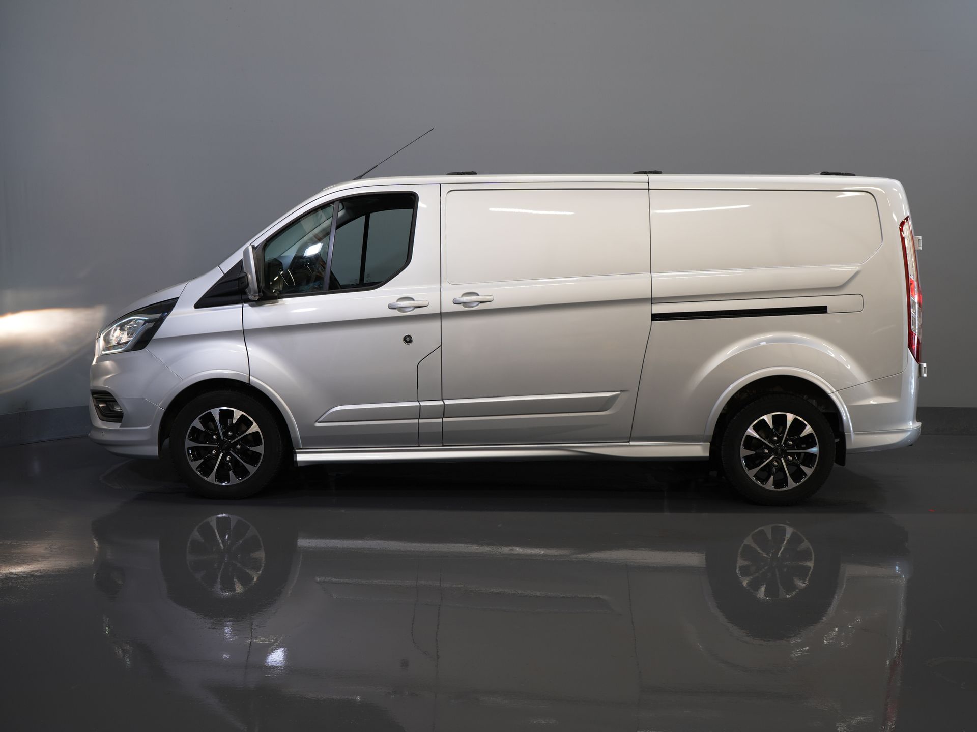 Ford Transit Custom Bestelbus 320 2.0 TDCI 170 pk L2 Aut. Limited BPM VRIJ! 2xSchuifdeur/ Stoelverw./ Carplay/ Camera/ LMV/ Trekhaak 9