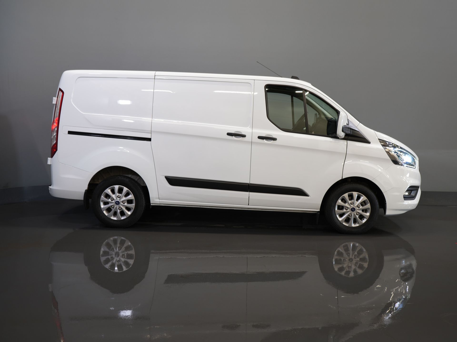 Ford Transit Custom Bestelbus 340 1.0 130 pk PHEV Trend BPM VRIJ! Bi-Xenon/ Carplay/ Stoelverw./ LMV/ Cruise/ Camera/ Airco 10