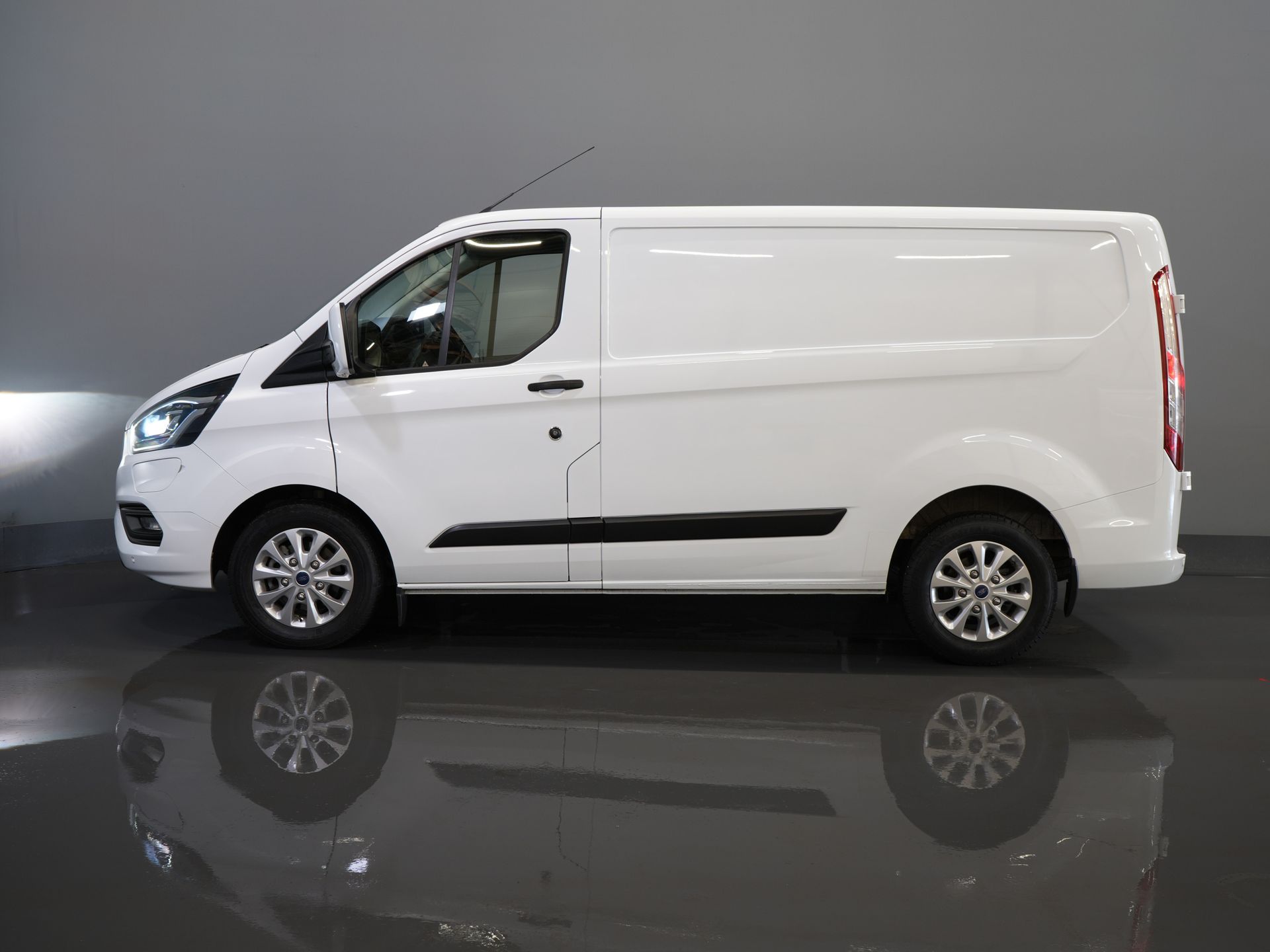 Ford Transit Custom Bestelbus 340 1.0 130 pk PHEV Trend BPM VRIJ! Bi-Xenon/ Carplay/ Stoelverw./ LMV/ Cruise/ Camera/ Airco 9