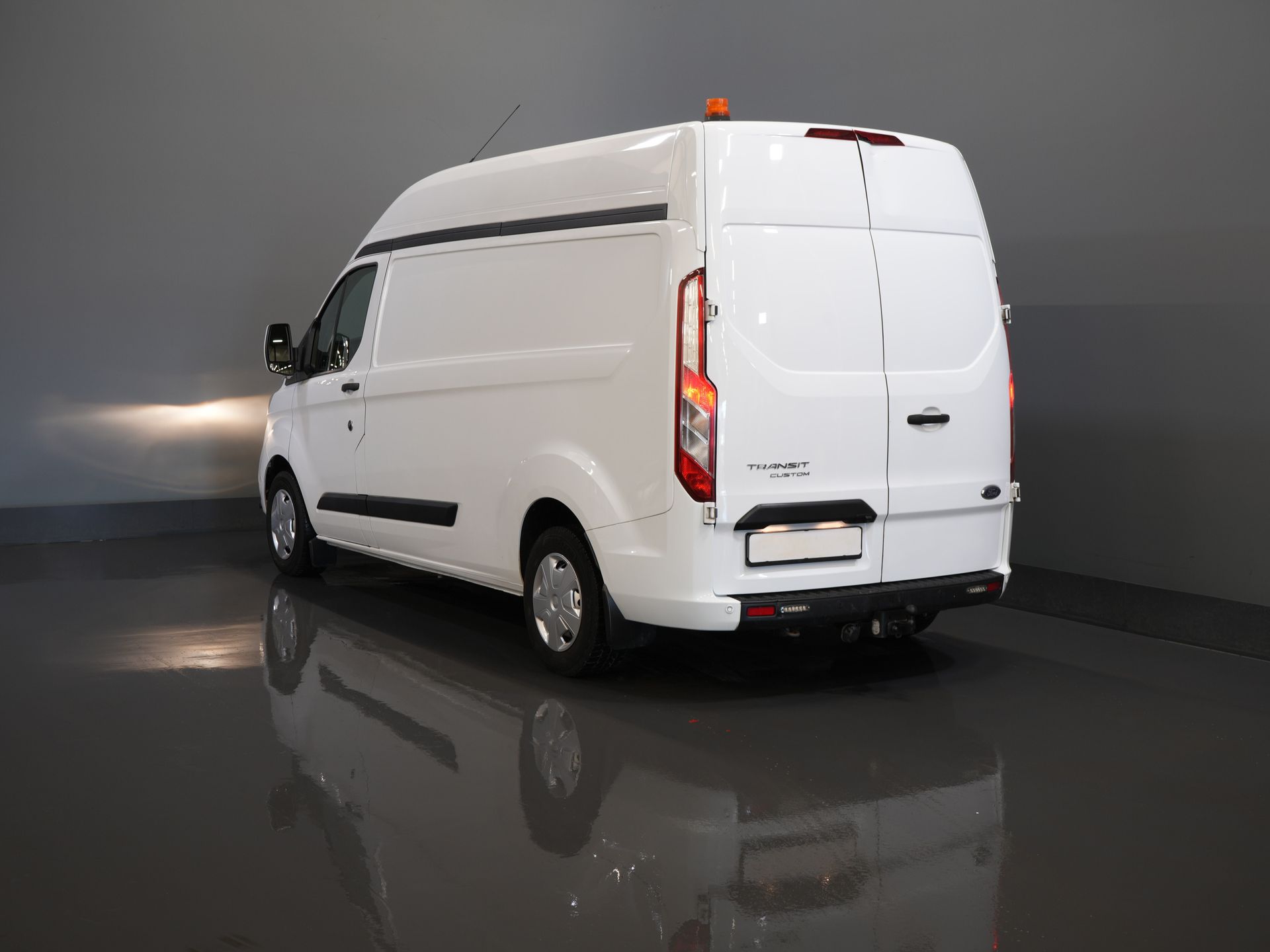 Ford Transit Custom Bestelbus 2.0 TDCI 130 pk L2H2 Trend MHEV BPM VRIJ! Sortimo/ Inrichting/ Standkachel/ Stoelverw./ Omvormer/ Carplay/ Camera/ Cruise/ Trekh 1