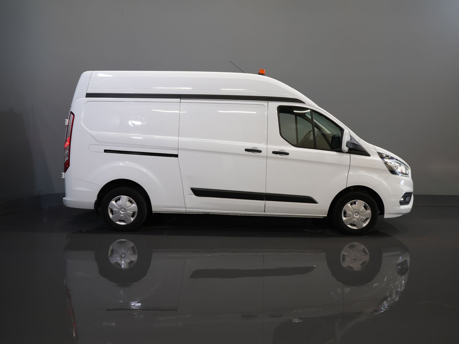 Ford Transit Custom Bestelbus 2.0 TDCI 130 pk L2H2 Trend MHEV BPM VRIJ! Sortimo/ Inrichting/ Standkachel/ Stoelverw./ Omvormer/ Carplay/ Camera/ Cruise/ Trekh 10