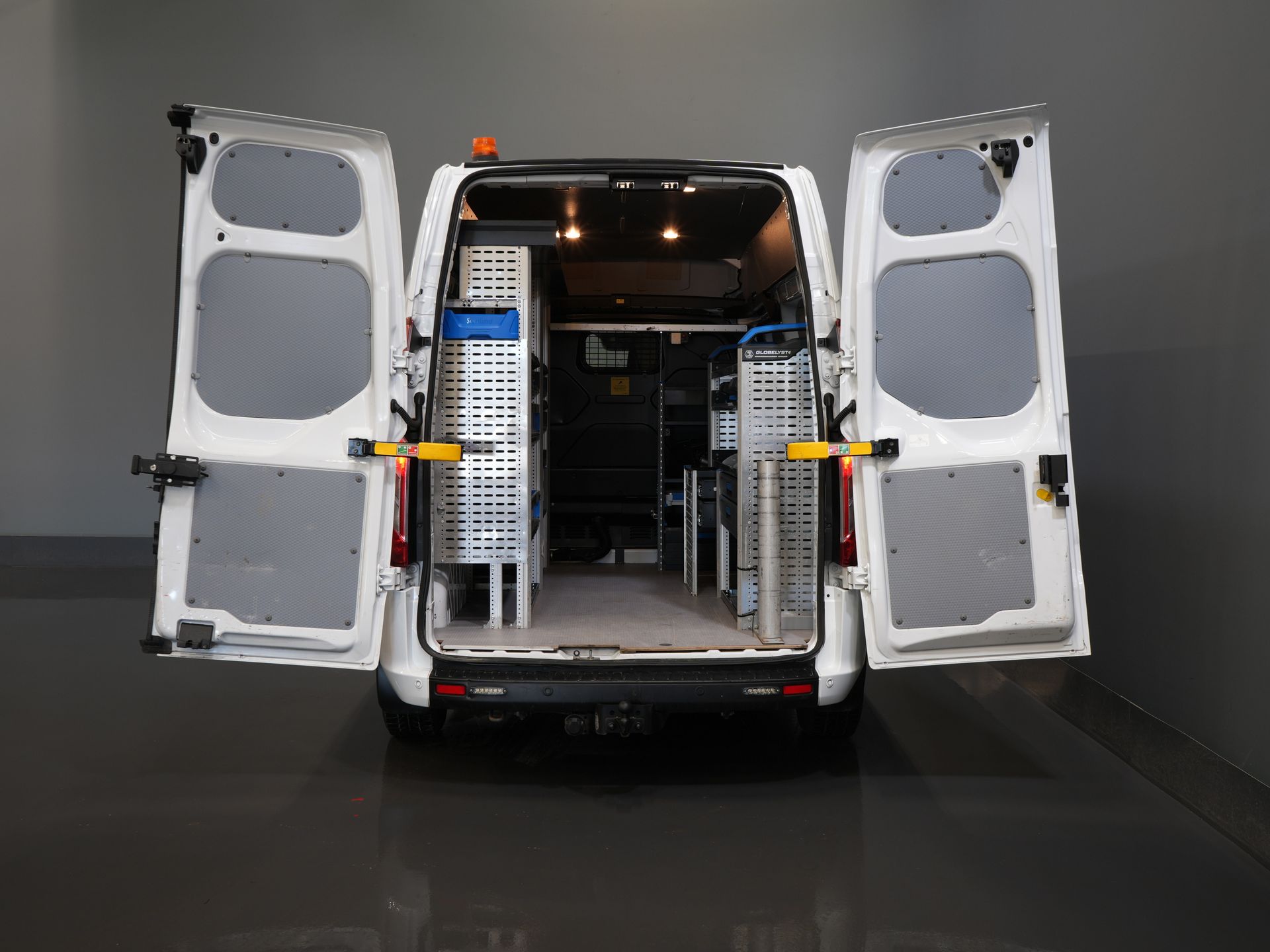 Ford Transit Custom Bestelbus 2.0 TDCI 130 pk L2H2 Trend MHEV BPM VRIJ! Sortimo/ Inrichting/ Standkachel/ Stoelverw./ Omvormer/ Carplay/ Camera/ Cruise/ Trekh 4