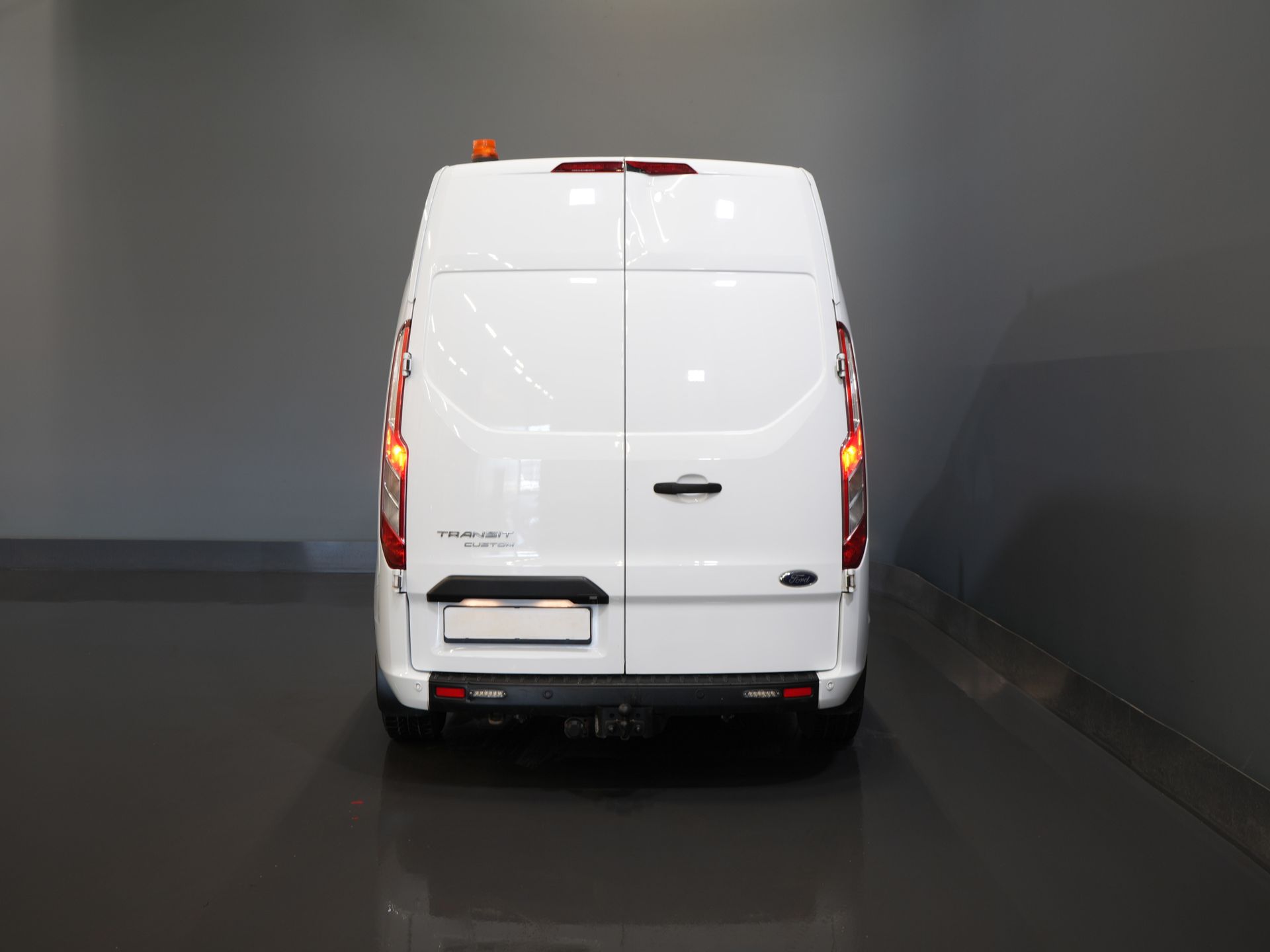 Ford Transit Custom Bestelbus 2.0 TDCI 130 pk L2H2 Trend MHEV BPM VRIJ! Sortimo/ Inrichting/ Standkachel/ Stoelverw./ Omvormer/ Carplay/ Camera/ Cruise/ Trekh 5
