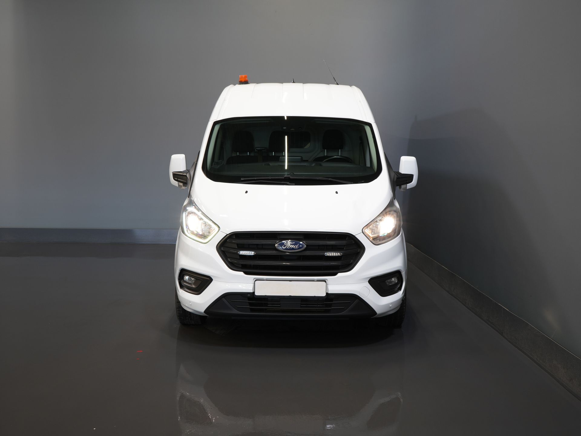 Ford Transit Custom Bestelbus 2.0 TDCI 130 pk L2H2 Trend MHEV BPM VRIJ! Sortimo/ Inrichting/ Standkachel/ Stoelverw./ Omvormer/ Carplay/ Camera/ Cruise/ Trekh 6