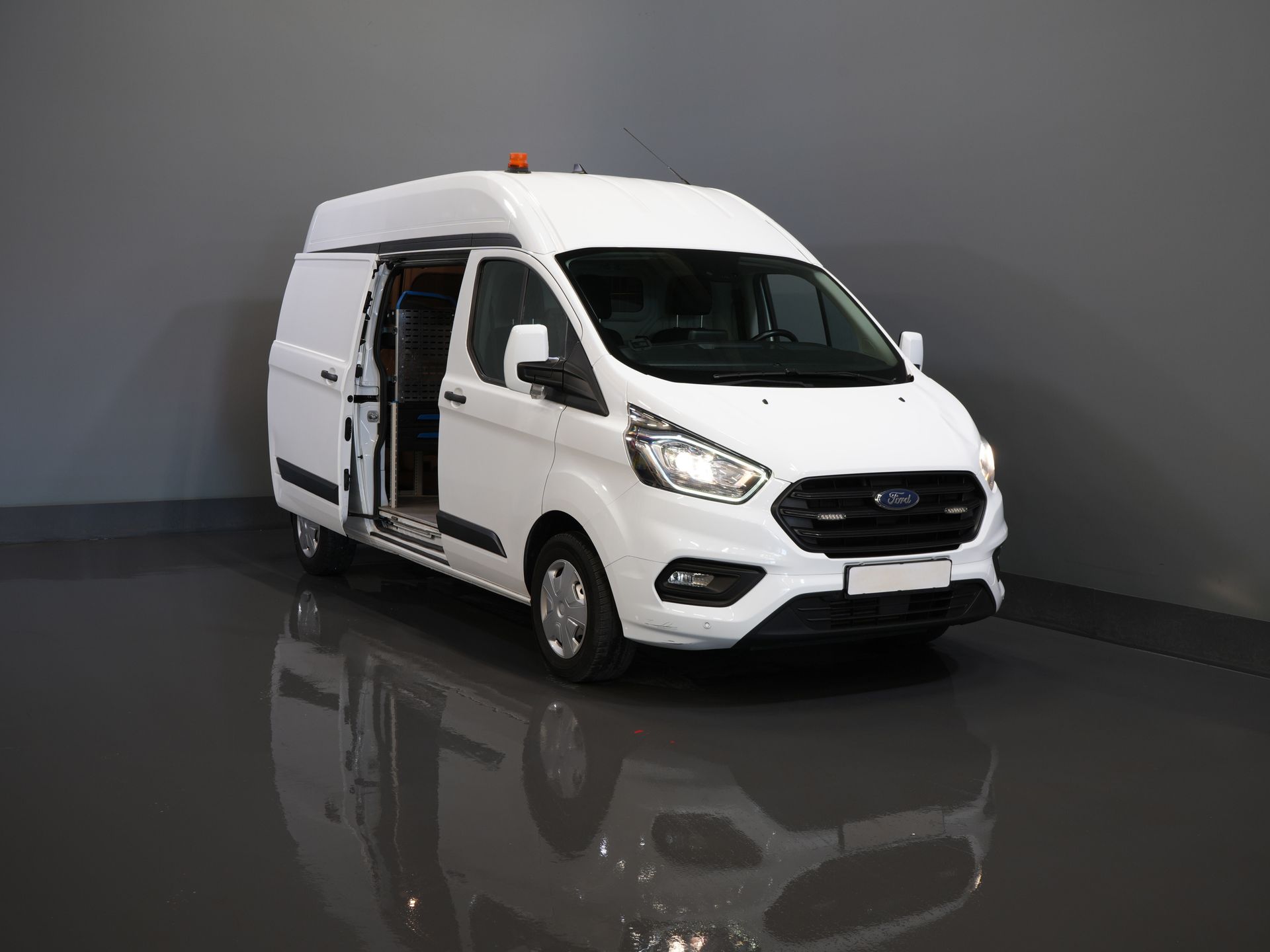 Ford Transit Custom Bestelbus 2.0 TDCI 130 pk L2H2 Trend MHEV BPM VRIJ! Sortimo/ Inrichting/ Standkachel/ Stoelverw./ Omvormer/ Carplay/ Camera/ Cruise/ Trekh 8