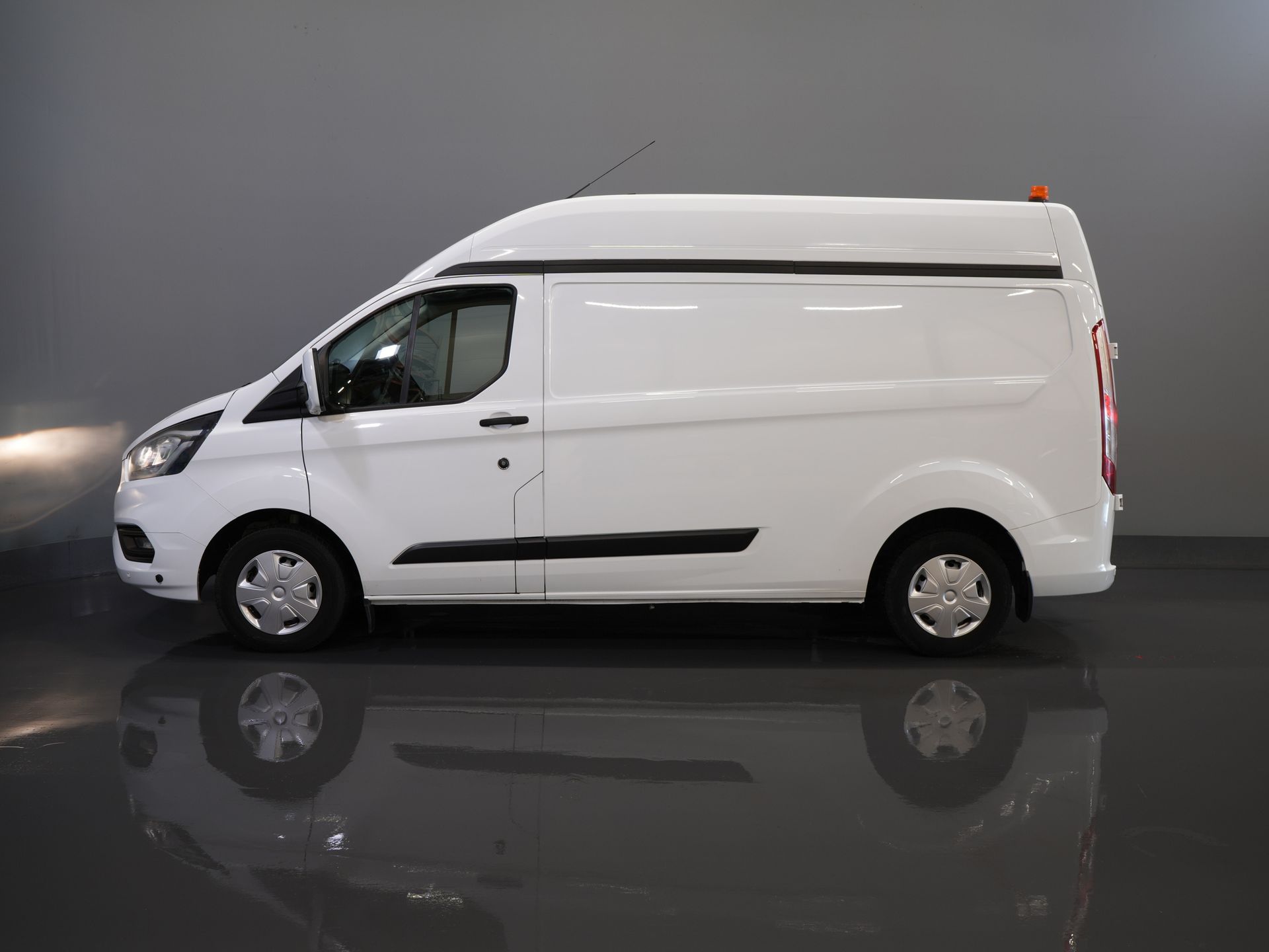 Ford Transit Custom Bestelbus 2.0 TDCI 130 pk L2H2 Trend MHEV BPM VRIJ! Sortimo/ Inrichting/ Standkachel/ Stoelverw./ Omvormer/ Carplay/ Camera/ Cruise/ Trekh 9