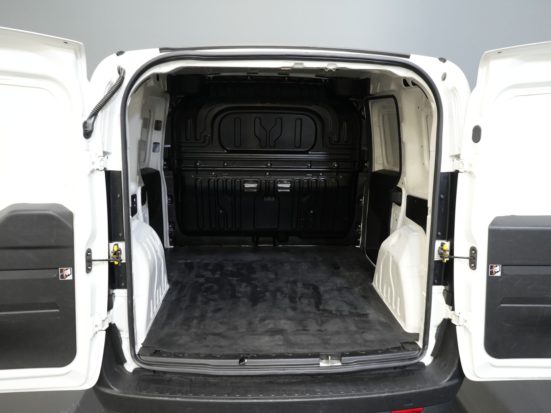 Fiat Dobló Cargo Bestelbus 1.6 MJ 105 pk BPM VRIJ! 3Pers./ NL Auto/ Airco/ Cruise 14