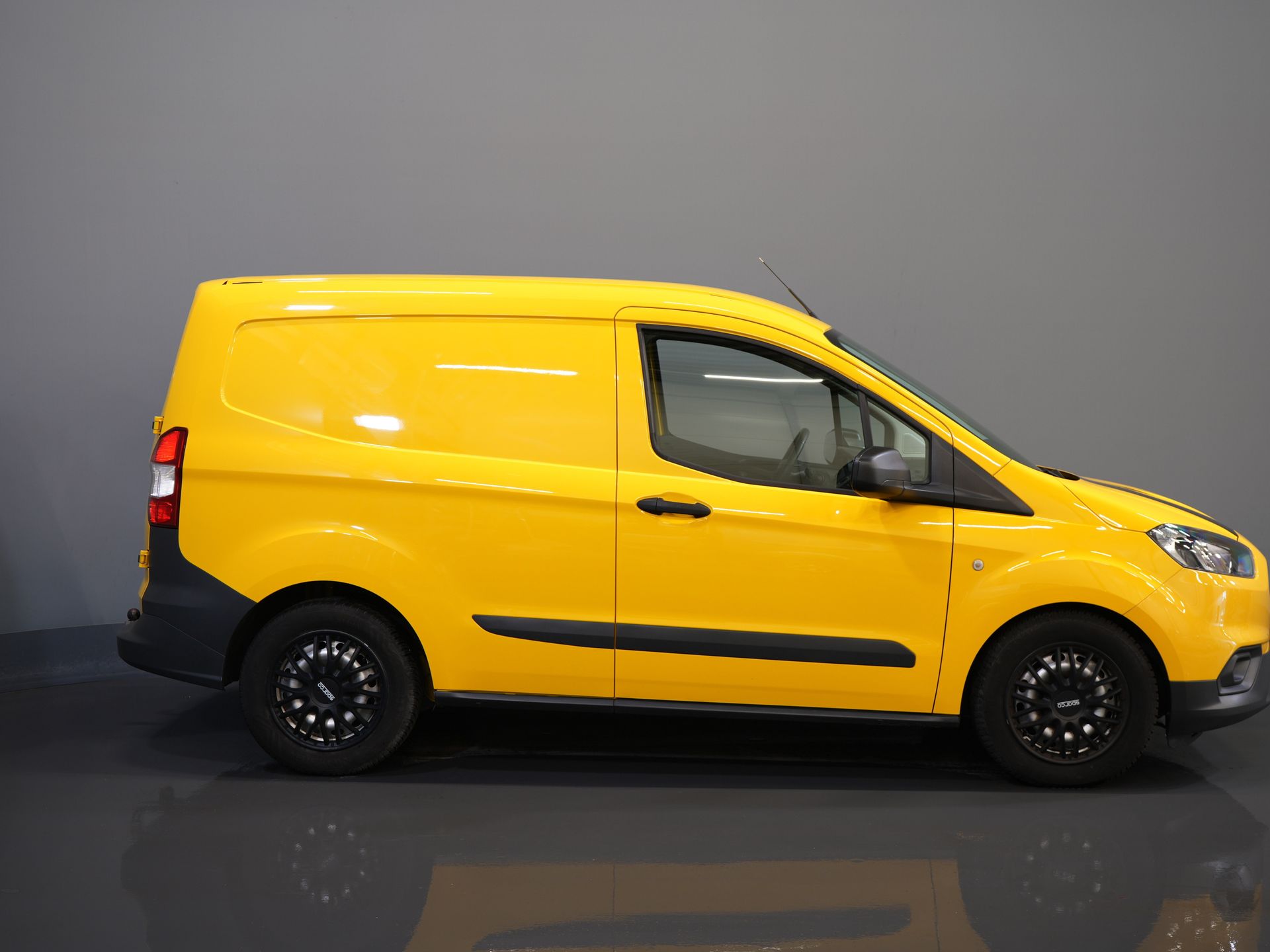 Ford Transit Courier Bestelbus 1.5 TDCI BPM VRIJ! Euro6/ NL Auto/ Dealer Ond./ Airco/ Trekhaak 10