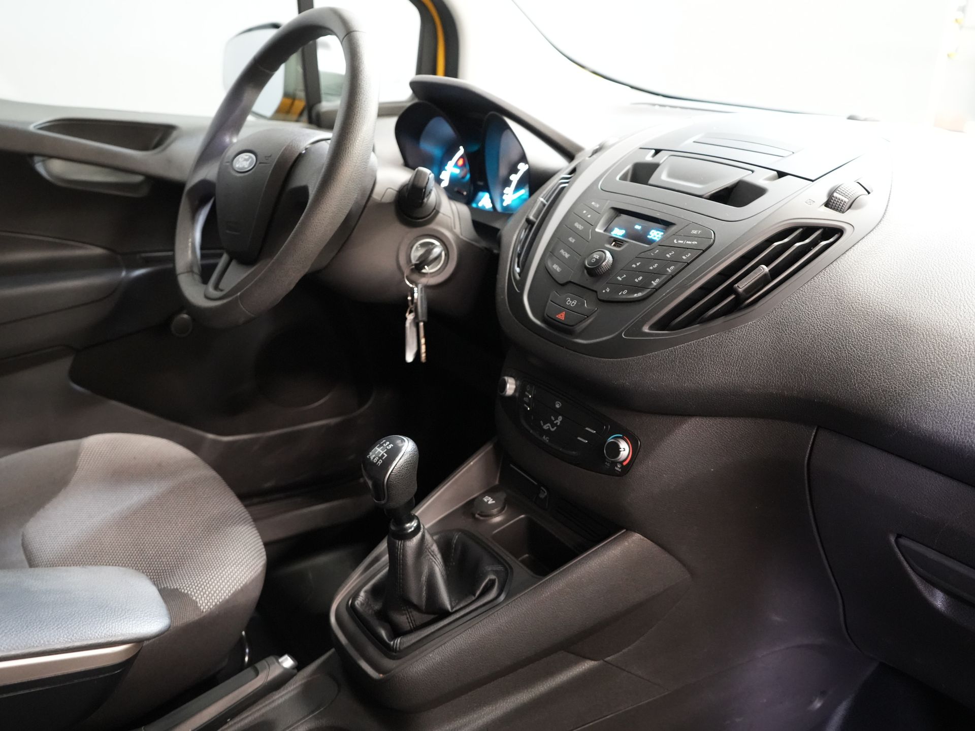 Ford Transit Courier Bestelbus 1.5 TDCI BPM VRIJ! Euro6/ NL Auto/ Dealer Ond./ Airco/ Trekhaak 2