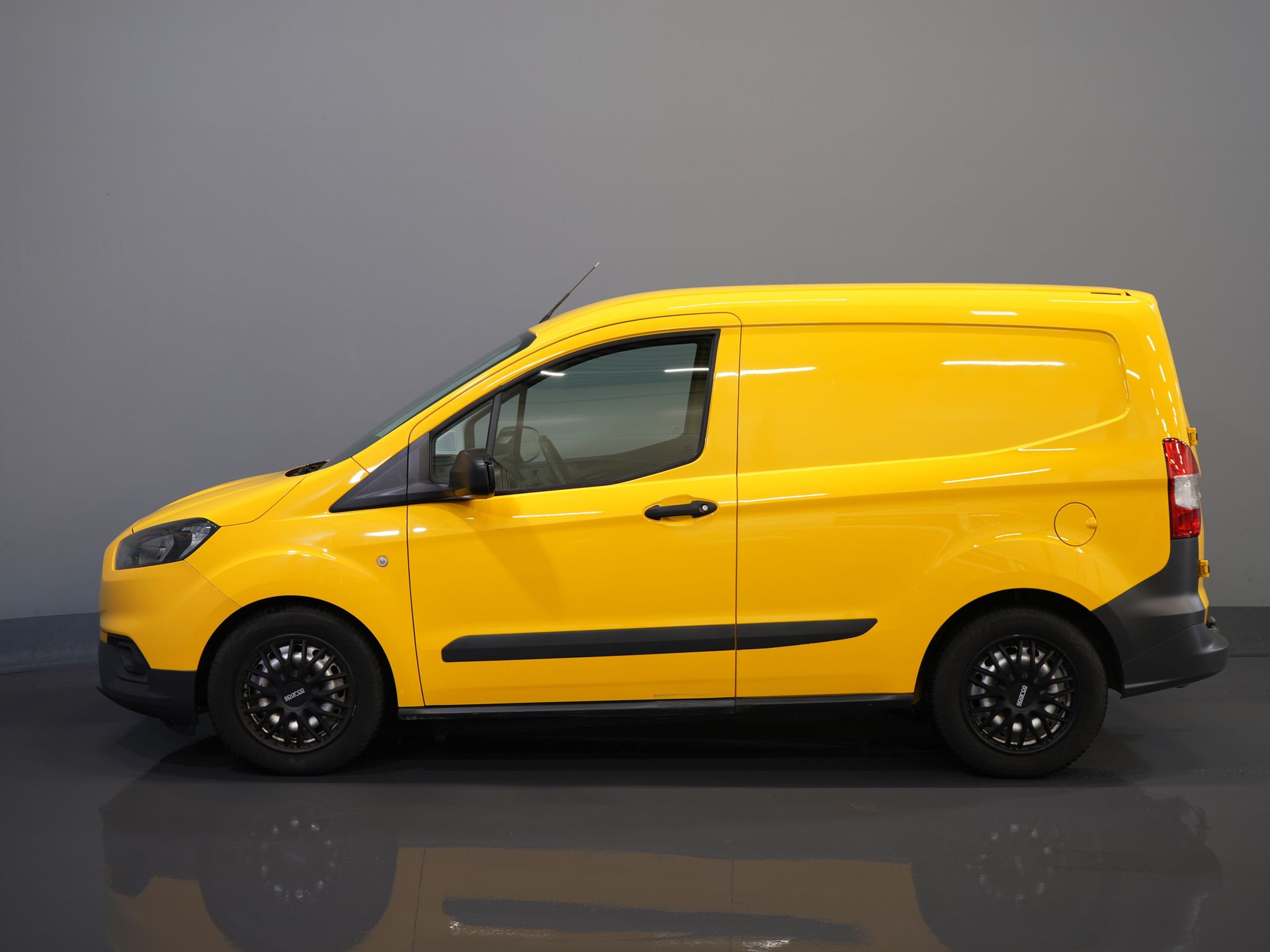 Ford Transit Courier Bestelbus 1.5 TDCI BPM VRIJ! Euro6/ NL Auto/ Dealer Ond./ Airco/ Trekhaak 9