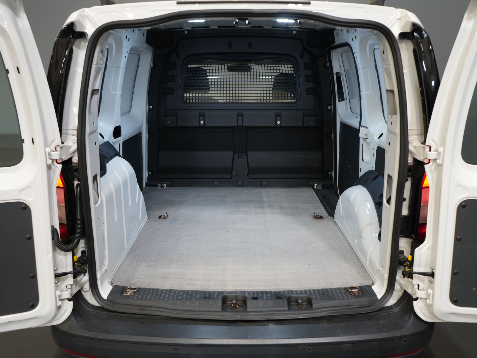 Volkswagen Caddy Cargo Bestelbus 1.5 TSI 115 pk BENZINE BPM VRIJ! Airco/ PDC/ DAB/ Dakdragers 14