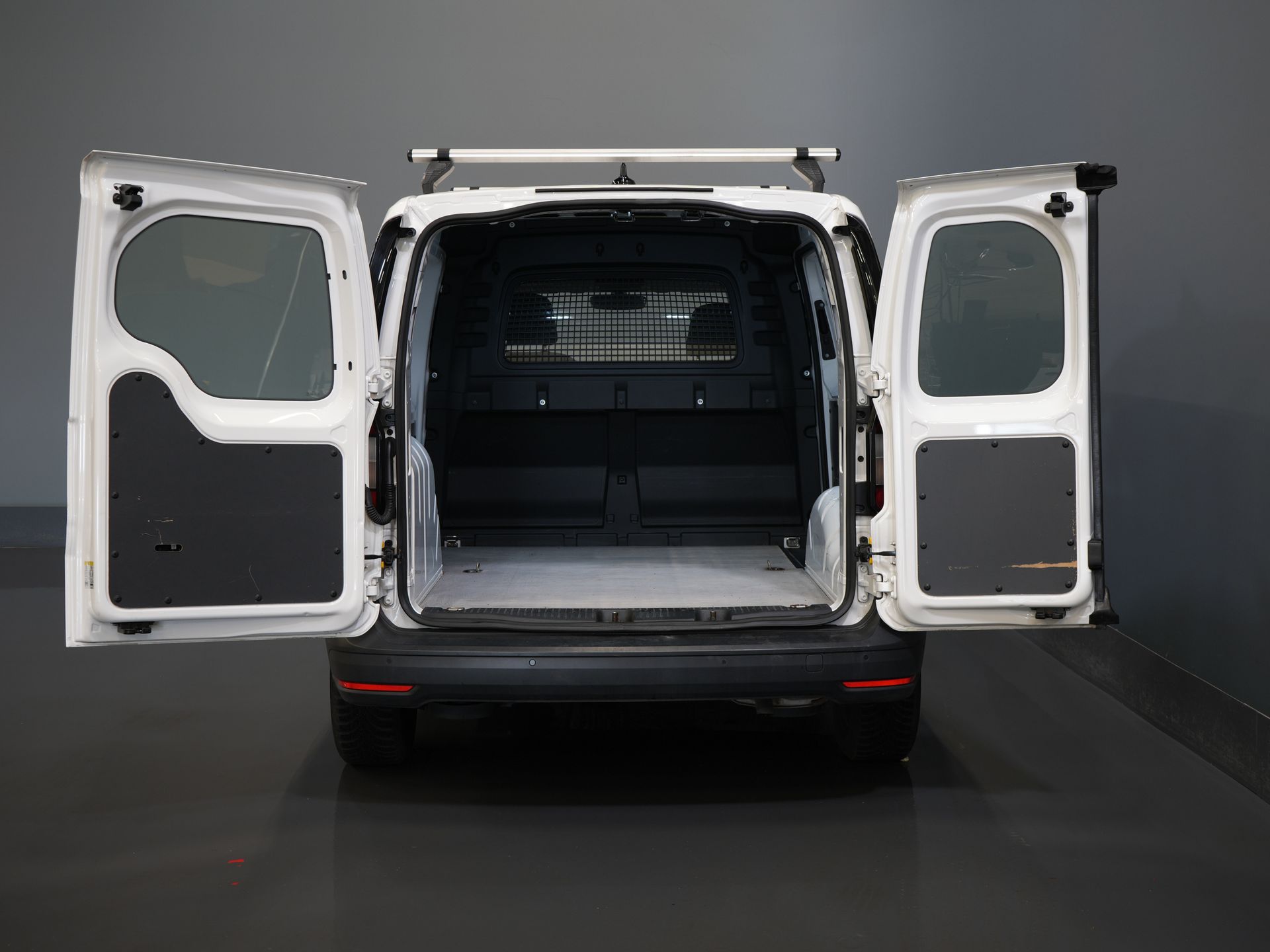 Volkswagen Caddy Cargo Bestelbus 1.5 TSI 115 pk BENZINE BPM VRIJ! Airco/ PDC/ DAB/ Dakdragers 4