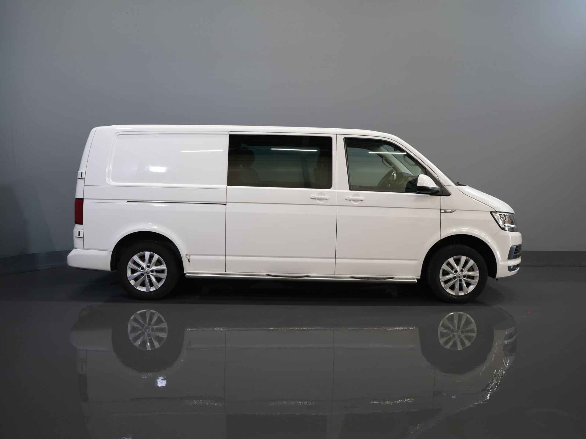 Volkswagen Transporter Bestelbus T6 2.0 TDI 150 pk DSG Aut. L2 Highline E6 DC Dubbel Cabine BPM VRIJ! Carplay/ Alarm/ Leder/ Cruise/ PDC/ Sidebars/ Trekhaak/ LMV 10