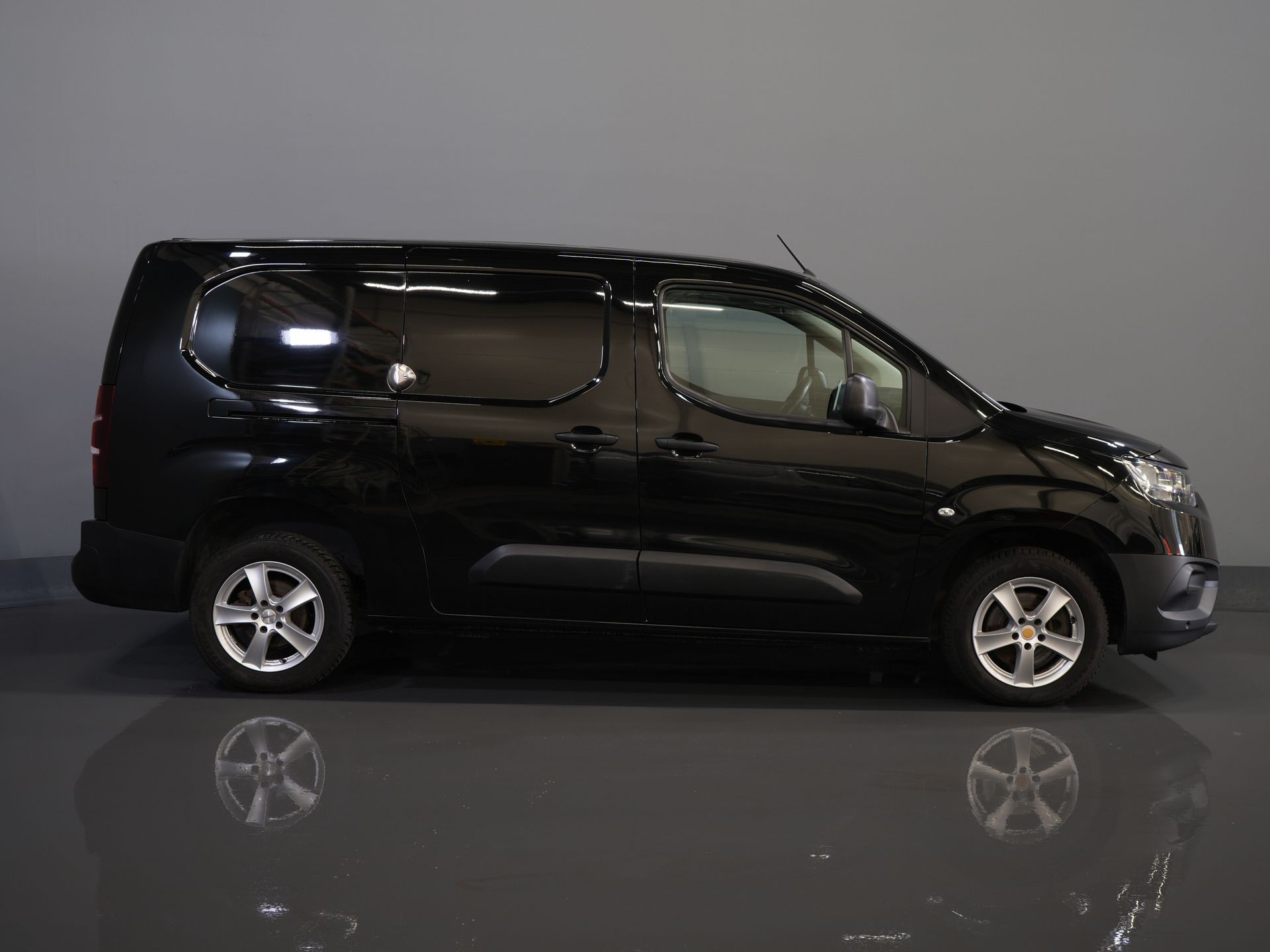 Toyota PROACE CITY Bestelbus 1.2 Turbo 130 pk Aut. L2 Benzine BPM VRIJ! 3Pers./ Carplay/ Camera/ LMV/ PDC/ Airco/ Cruise 10