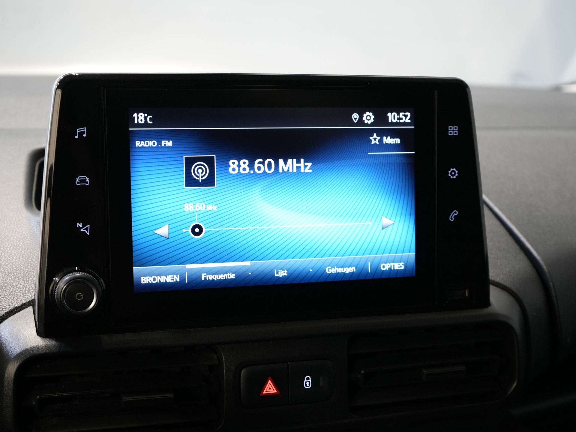 Toyota PROACE CITY Bestelbus 1.2 Turbo 130 pk Aut. L2 Benzine BPM VRIJ! 3Pers./ Carplay/ Camera/ LMV/ PDC/ Airco/ Cruise 24