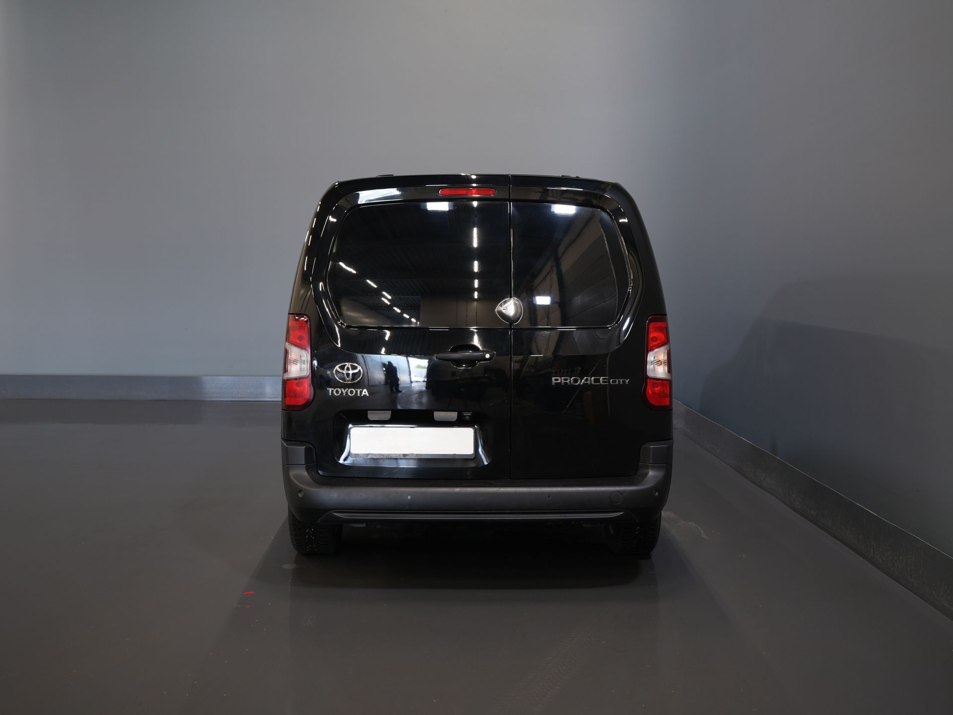 Toyota PROACE CITY Bestelbus 1.2 Turbo 130 pk Aut. L2 Benzine BPM VRIJ! 3Pers./ Carplay/ Camera/ LMV/ PDC/ Airco/ Cruise 5