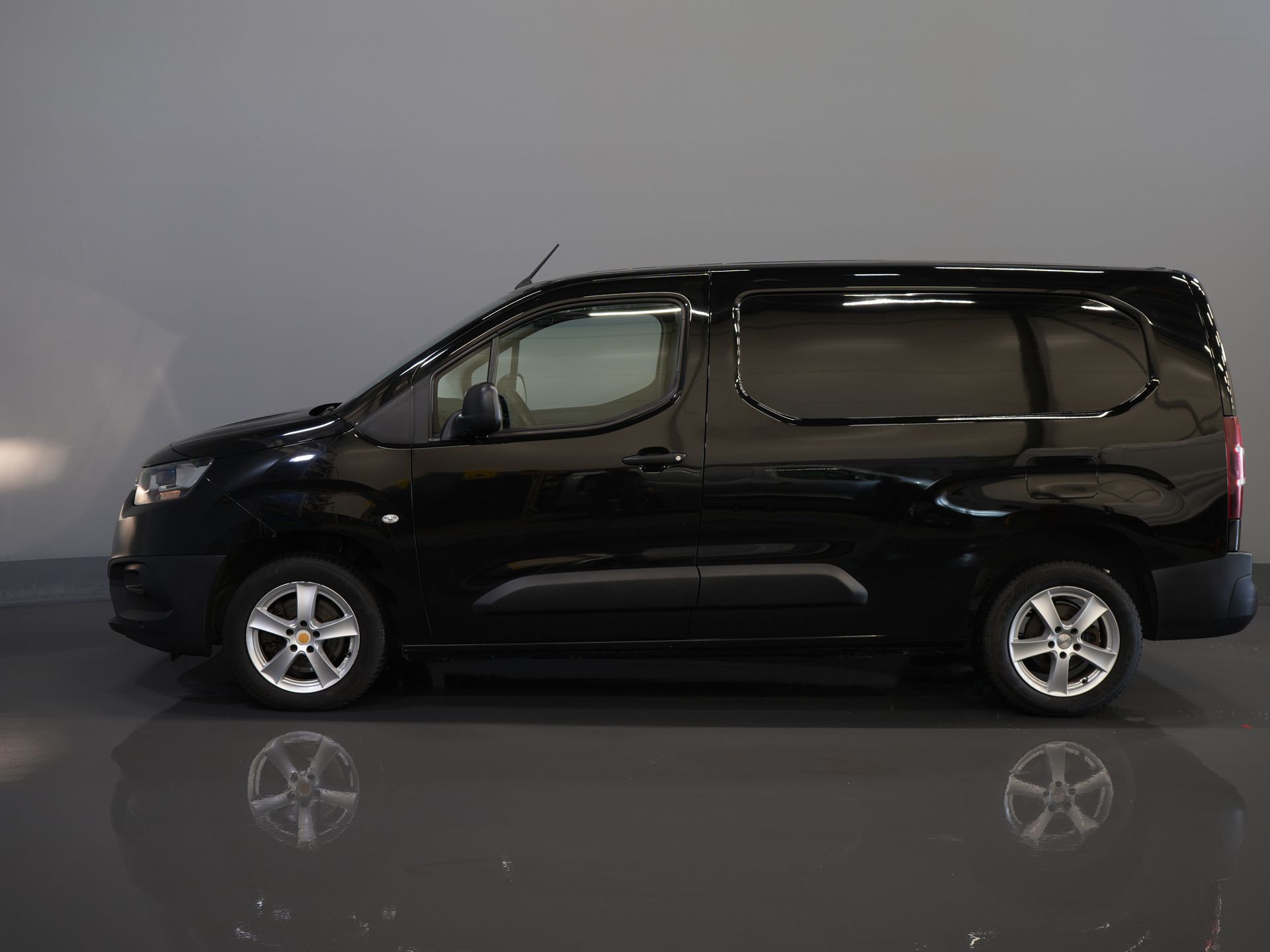 Toyota PROACE CITY Bestelbus 1.2 Turbo 130 pk Aut. L2 Benzine BPM VRIJ! 3Pers./ Carplay/ Camera/ LMV/ PDC/ Airco/ Cruise 9