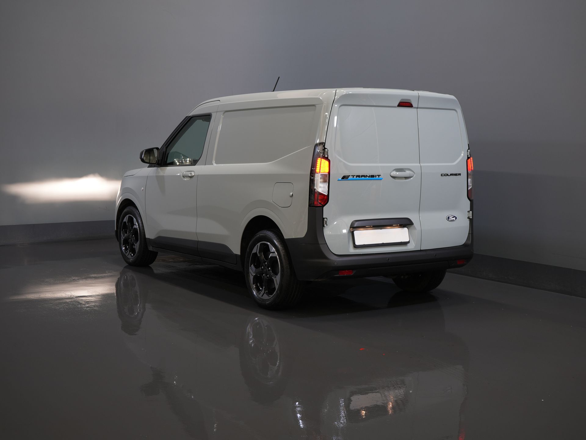 Ford Courier Bestelbus E-Transit Limited 44 kWh 292 km WLTP Garantie/ Snellader/ Adapt.Cruise/ Stoelverw./ Stuurverw./ Carplay/ Camera/ Climate/ PDC/ L 1