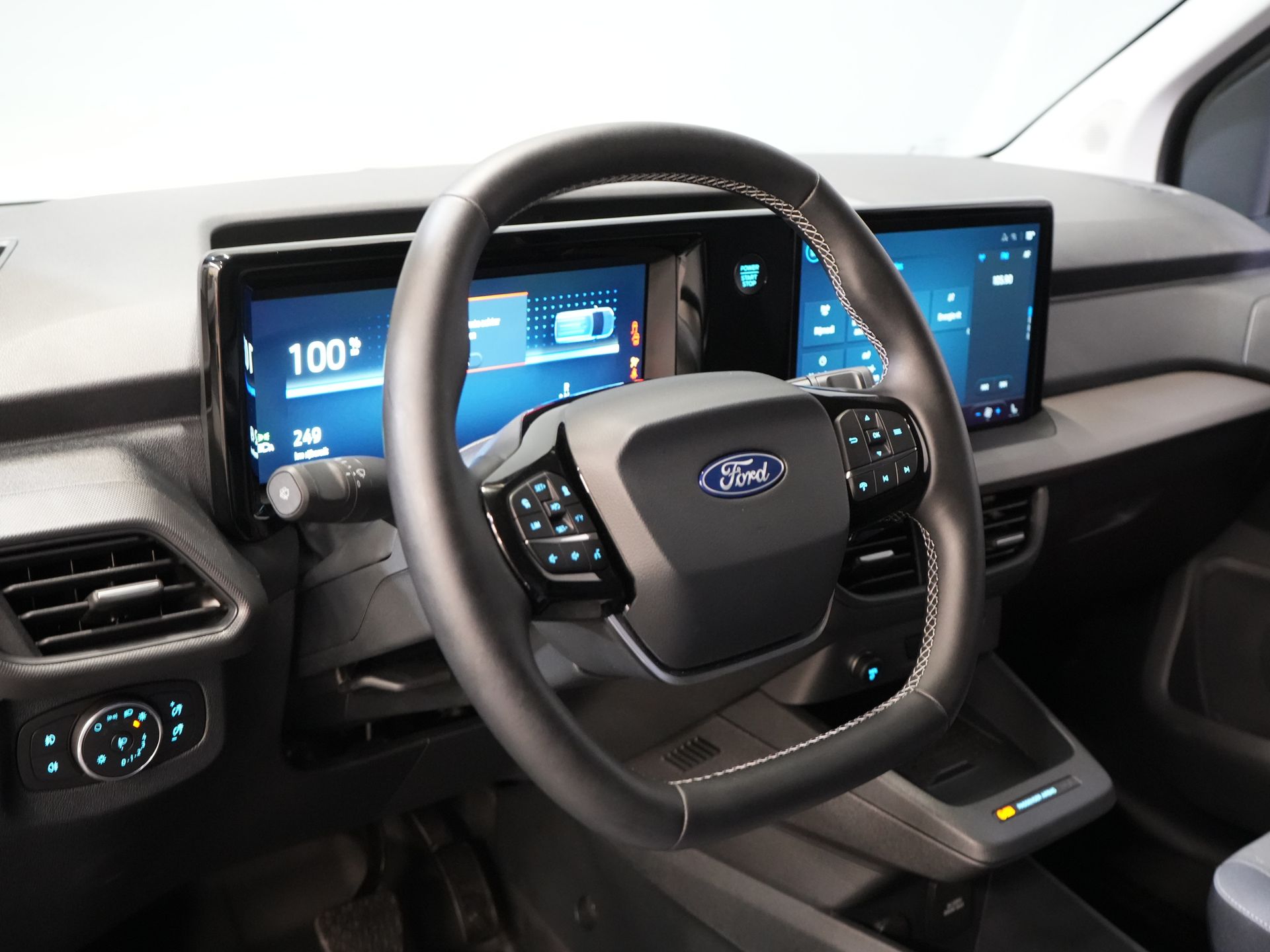 Ford Courier Bestelbus E-Transit Limited 44 kWh 292 km WLTP Garantie/ Snellader/ Adapt.Cruise/ Stoelverw./ Stuurverw./ Carplay/ Camera/ Climate/ PDC/ L 13