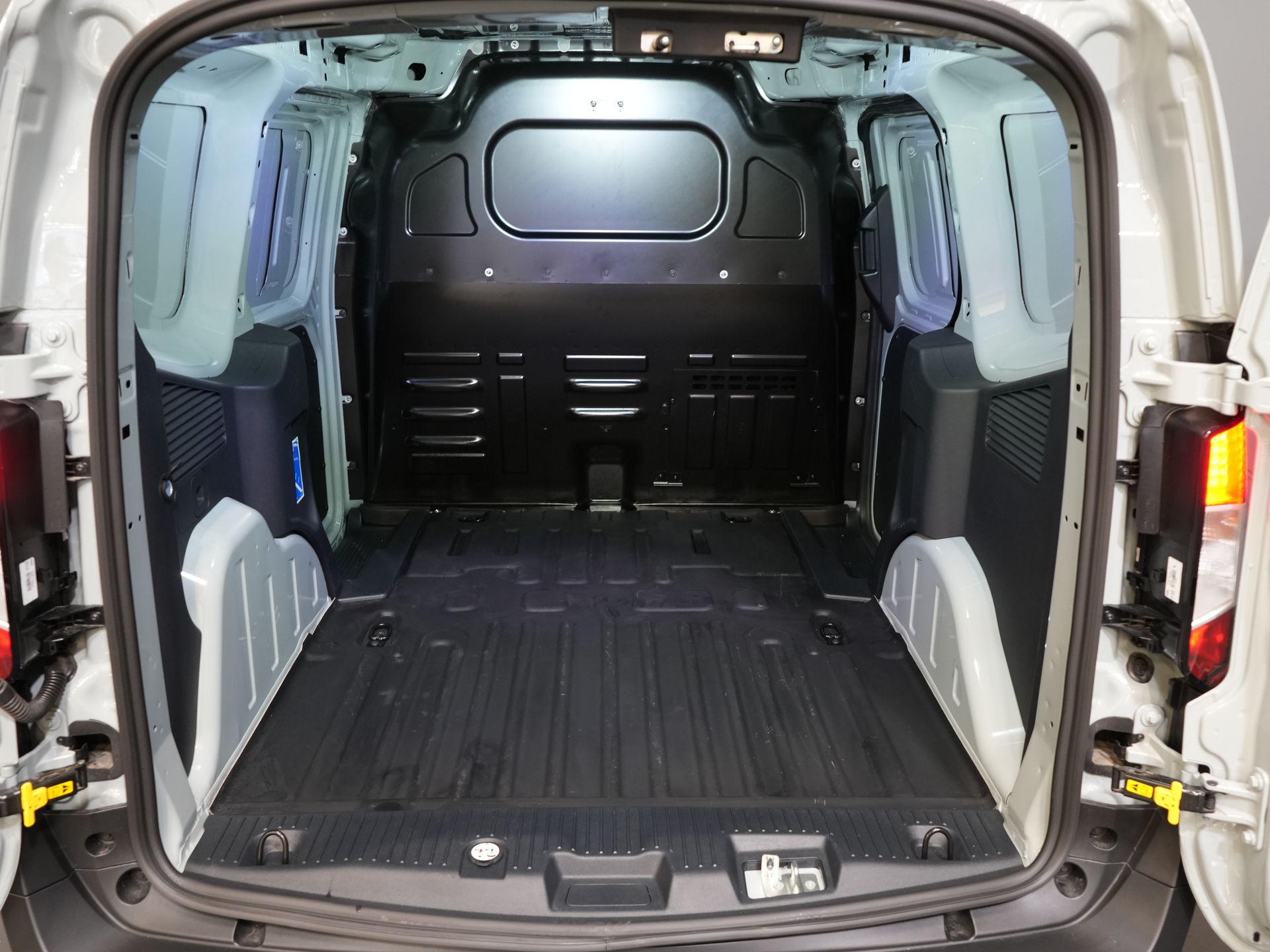 Ford Courier Bestelbus E-Transit Limited 44 kWh 292 km WLTP Garantie/ Snellader/ Adapt.Cruise/ Stoelverw./ Stuurverw./ Carplay/ Camera/ Climate/ PDC/ L 14