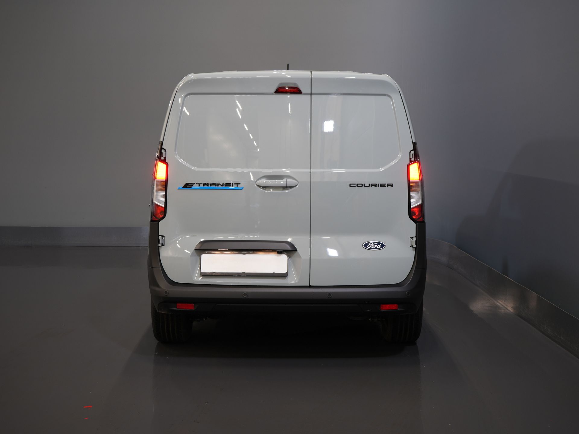 Ford Courier Bestelbus E-Transit Limited 44 kWh 292 km WLTP Garantie/ Snellader/ Adapt.Cruise/ Stoelverw./ Stuurverw./ Carplay/ Camera/ Climate/ PDC/ L 5