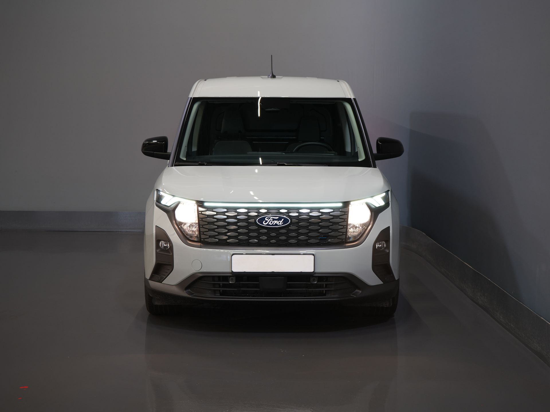 Ford Courier Bestelbus E-Transit Limited 44 kWh 292 km WLTP Garantie/ Snellader/ Adapt.Cruise/ Stoelverw./ Stuurverw./ Carplay/ Camera/ Climate/ PDC/ L 6