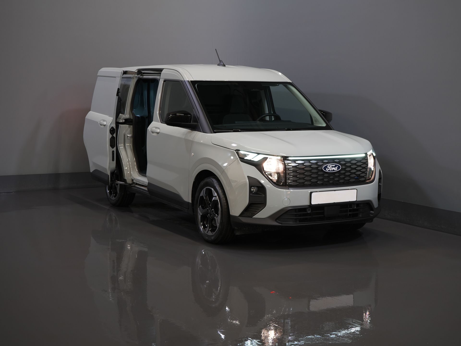 Ford Courier Bestelbus E-Transit Limited 44 kWh 292 km WLTP Garantie/ Snellader/ Adapt.Cruise/ Stoelverw./ Stuurverw./ Carplay/ Camera/ Climate/ PDC/ L 8