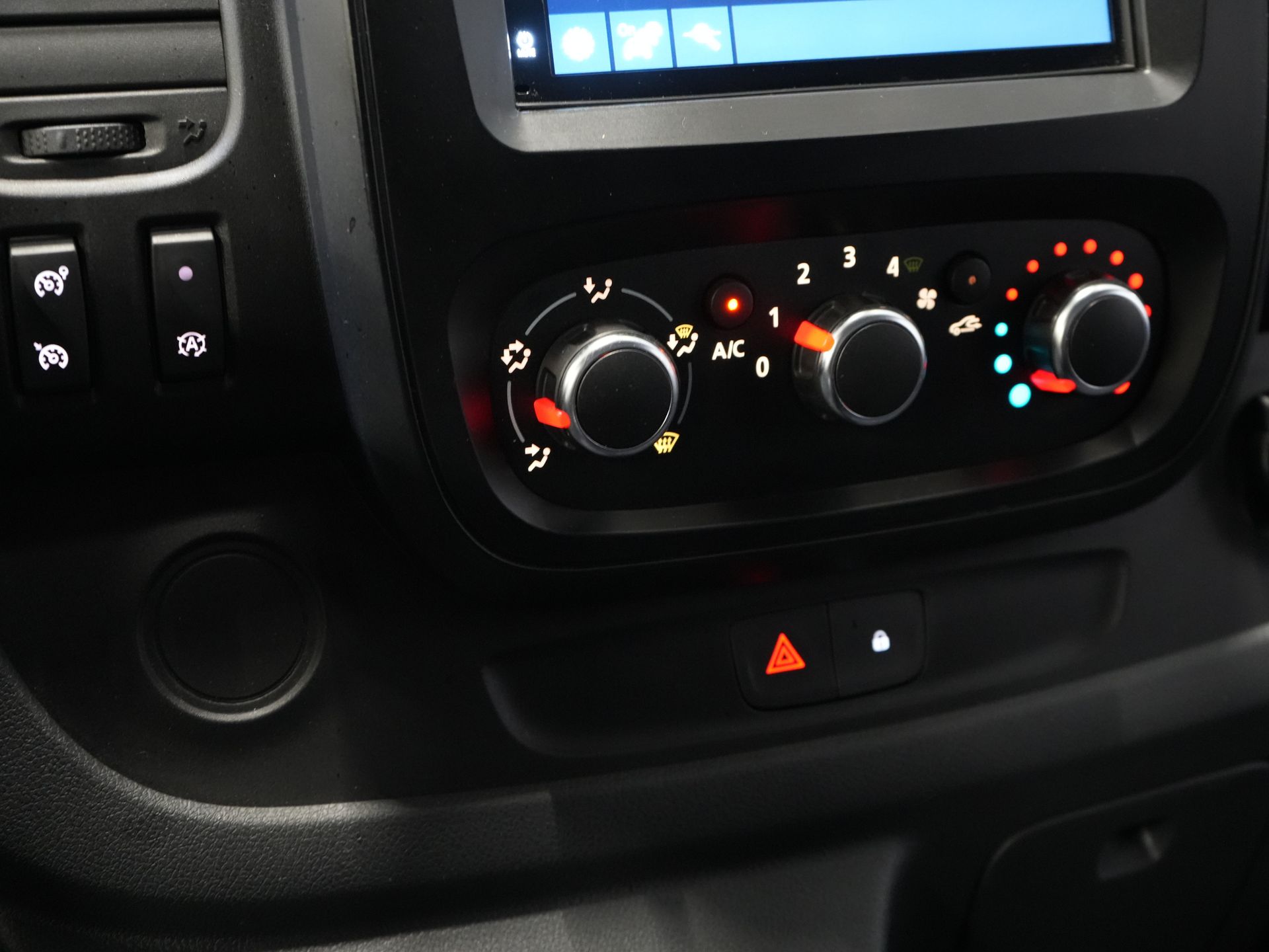 Renault Trafic Bestelbus 2.0 dCi 145 pk BPM VRIJ Inrichting/ Standkachel/ Stoelverw/ CarPlay/ Camera/ PDC/ Cruise/ Airco 24