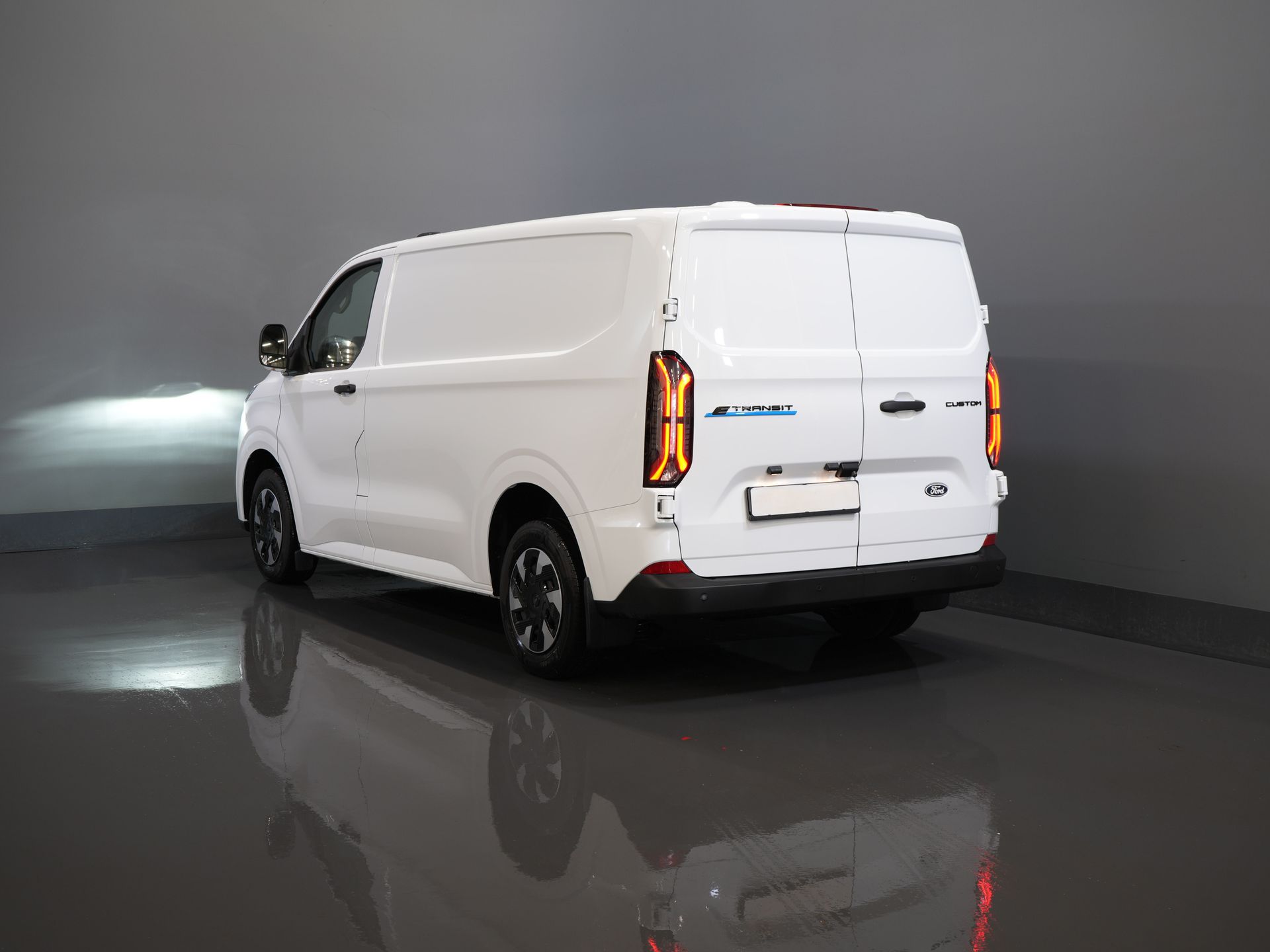 Ford E-Transit Custom Bestelbus 320 Trend 65 kWh 328 km WLTP LED/ Snellader/ Standkachel/ Stoelverw./ Carplay/ Climate/ Camera/ PDC/ Cruise 1