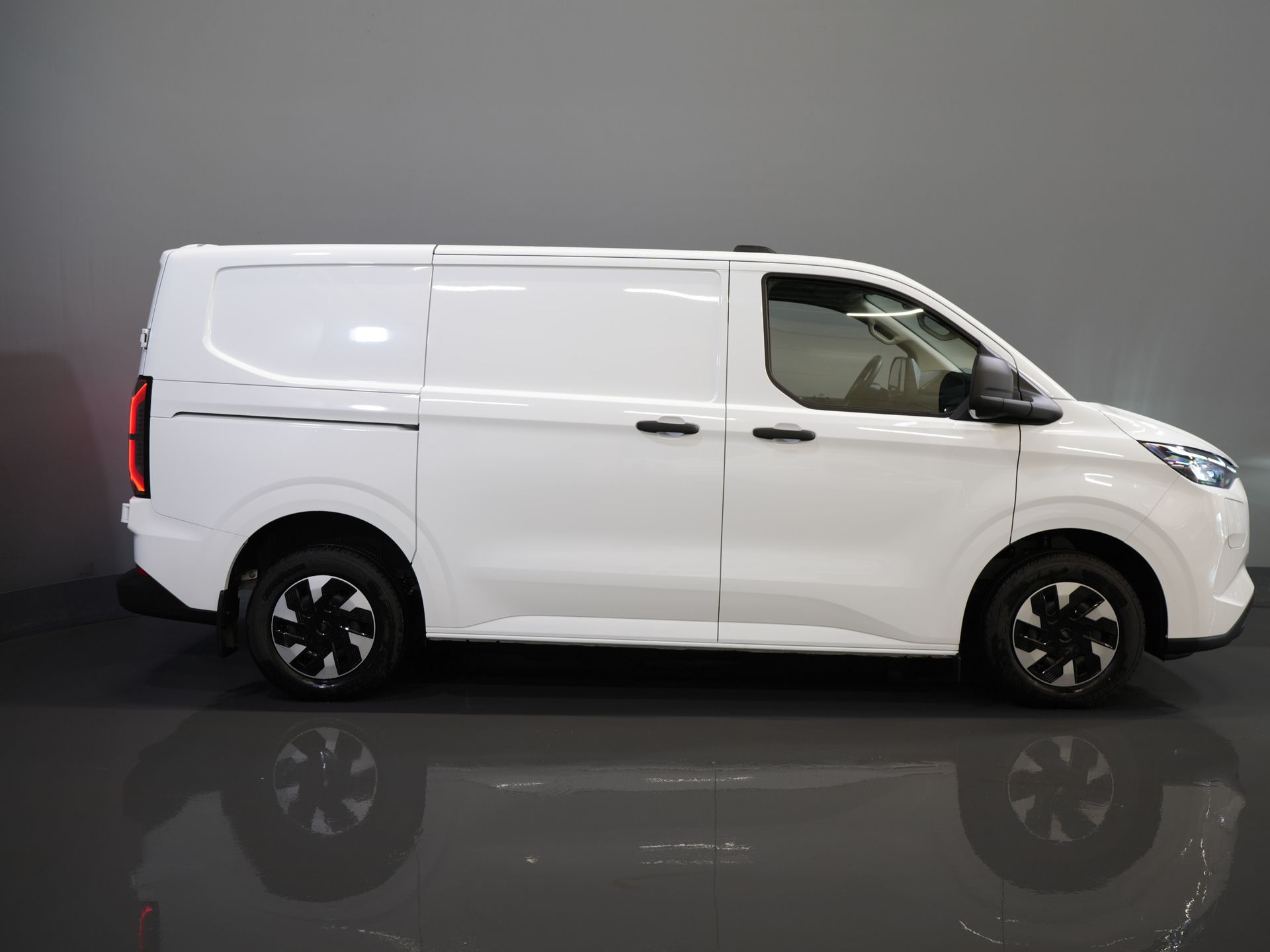 Ford E-Transit Custom Bestelbus 320 Trend 65 kWh 328 km WLTP LED/ Snellader/ Standkachel/ Stoelverw./ Carplay/ Climate/ Camera/ PDC/ Cruise 10