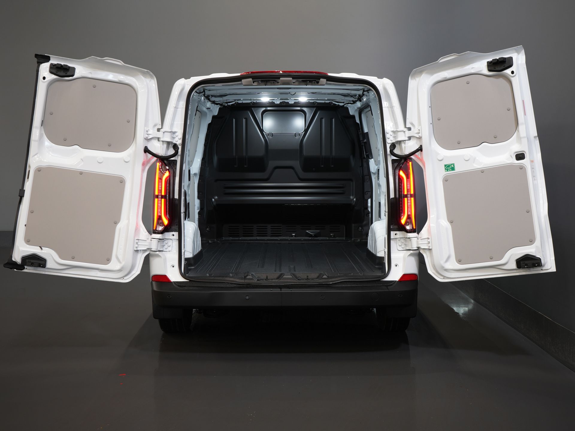 Ford E-Transit Custom Bestelbus 320 Trend 65 kWh 328 km WLTP LED/ Snellader/ Standkachel/ Stoelverw./ Carplay/ Climate/ Camera/ PDC/ Cruise 4