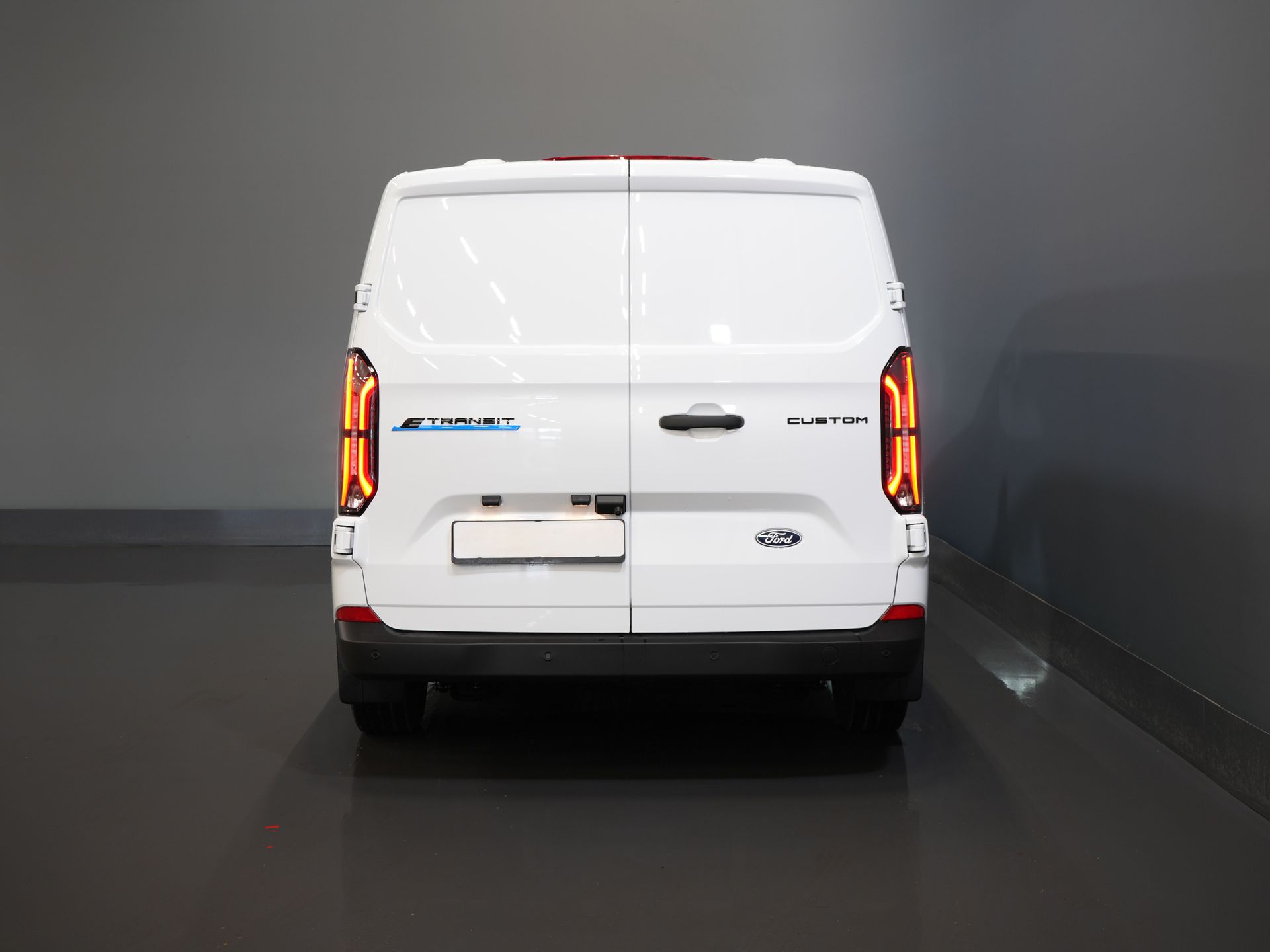 Ford E-Transit Custom Bestelbus 320 Trend 65 kWh 328 km WLTP LED/ Snellader/ Standkachel/ Stoelverw./ Carplay/ Climate/ Camera/ PDC/ Cruise 5