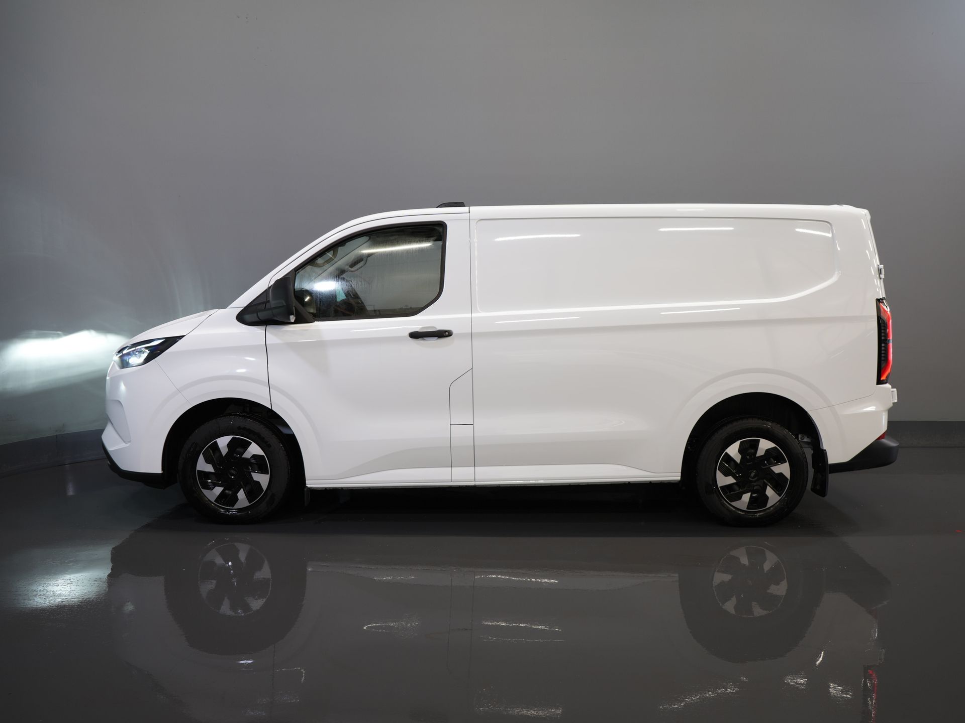 Ford E-Transit Custom Bestelbus 320 Trend 65 kWh 328 km WLTP LED/ Snellader/ Standkachel/ Stoelverw./ Carplay/ Climate/ Camera/ PDC/ Cruise 9