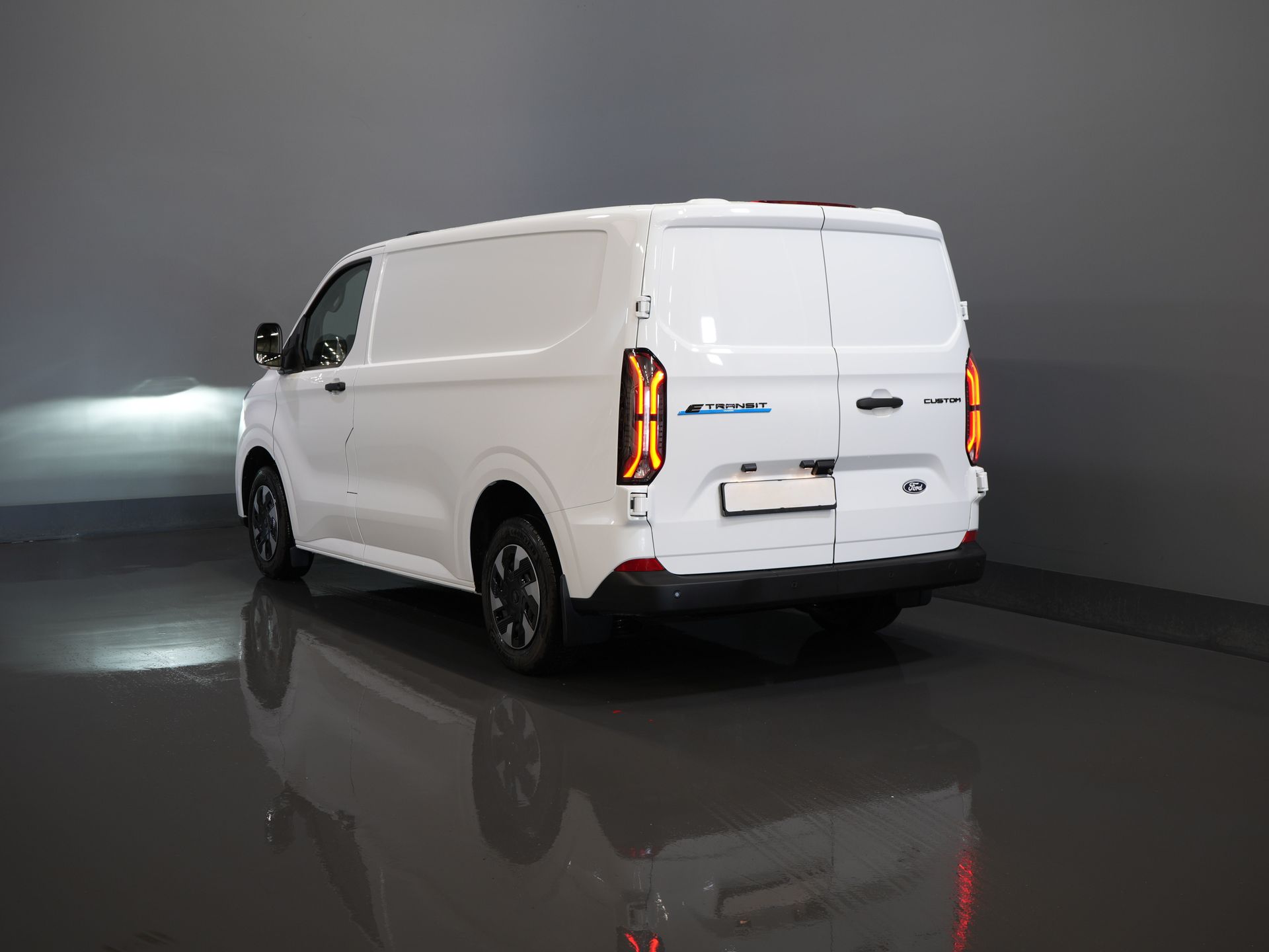 Ford E-Transit Custom Bestelbus 320 Trend 65 kWh 328 km WLTP LED/ Snellader/ Standkachel/ Stoelverw./ Carplay/ Climate/ Camera/ PDC/ Cruise 1