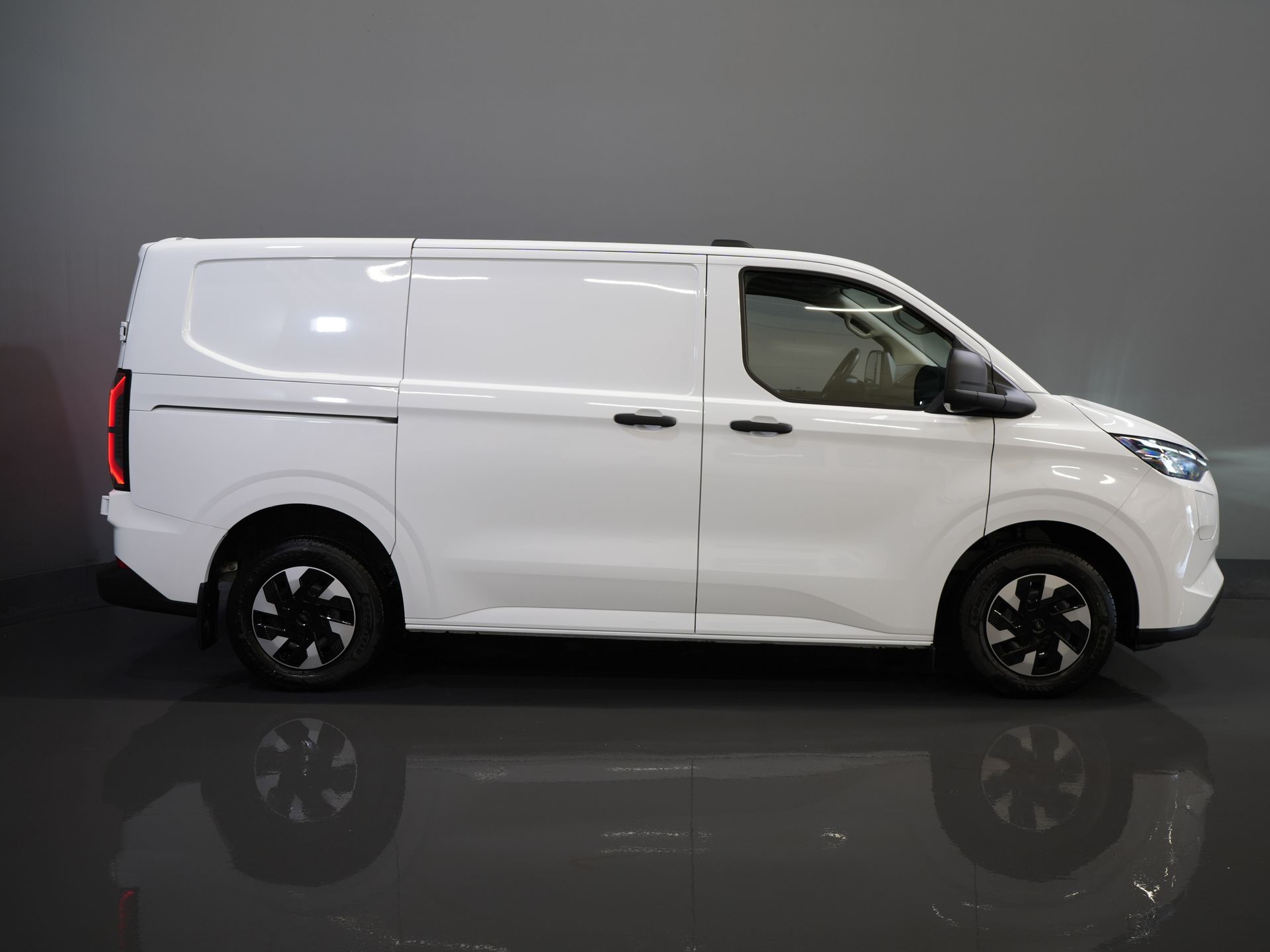 Ford E-Transit Custom Bestelbus 320 Trend 65 kWh 328 km WLTP LED/ Snellader/ Standkachel/ Stoelverw./ Carplay/ Climate/ Camera/ PDC/ Cruise 10