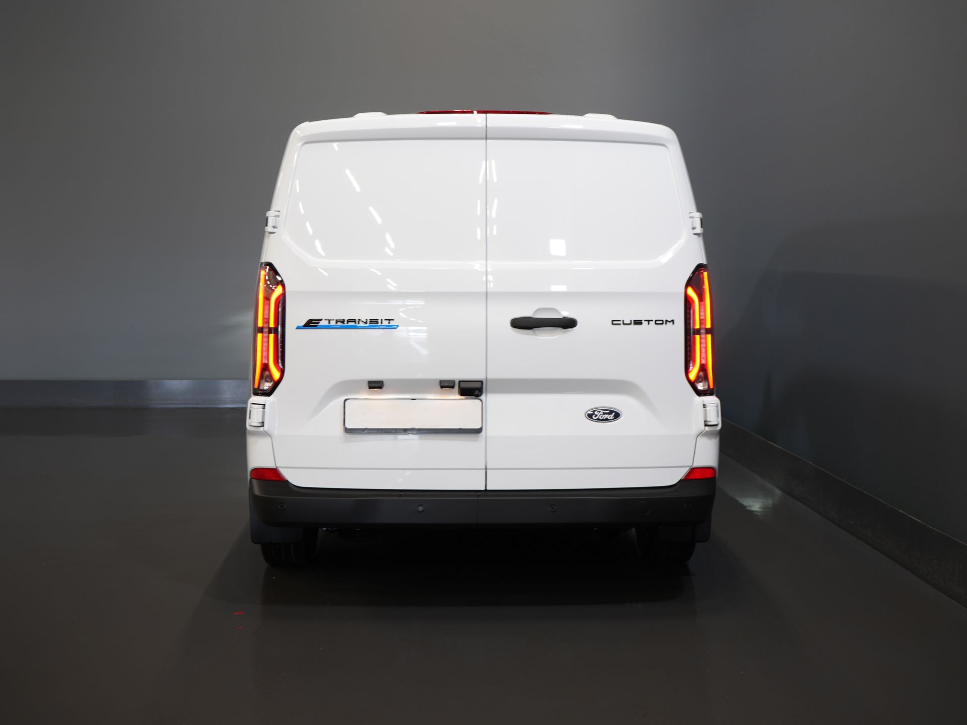 Ford E-Transit Custom Bestelbus 320 Trend 65 kWh 328 km WLTP LED/ Snellader/ Standkachel/ Stoelverw./ Carplay/ Climate/ Camera/ PDC/ Cruise 5