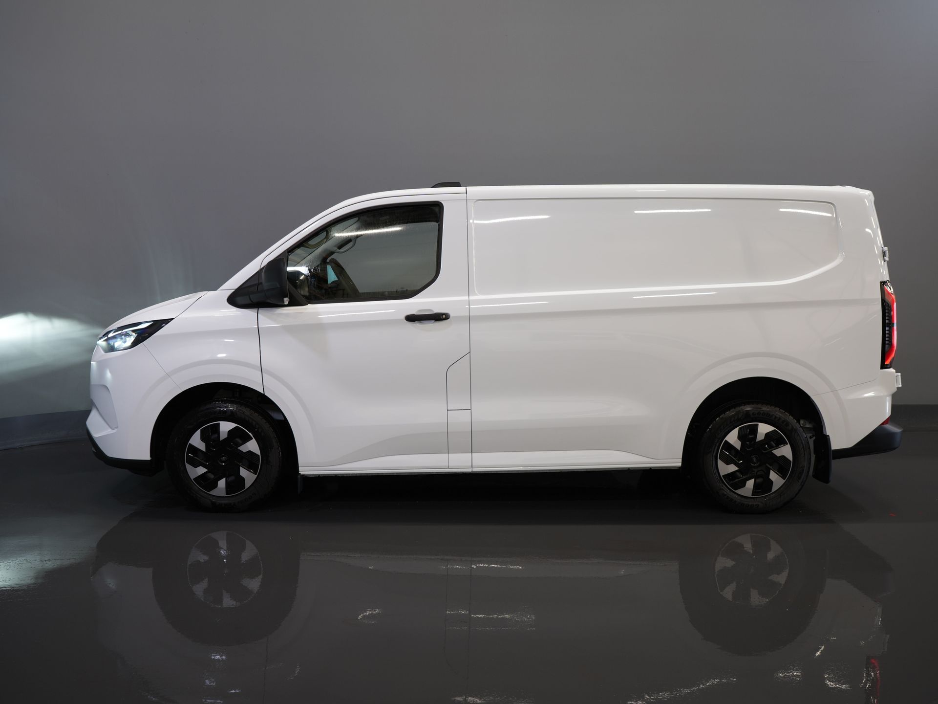 Ford E-Transit Custom Bestelbus 320 Trend 65 kWh 328 km WLTP LED/ Snellader/ Standkachel/ Stoelverw./ Carplay/ Climate/ Camera/ PDC/ Cruise 9