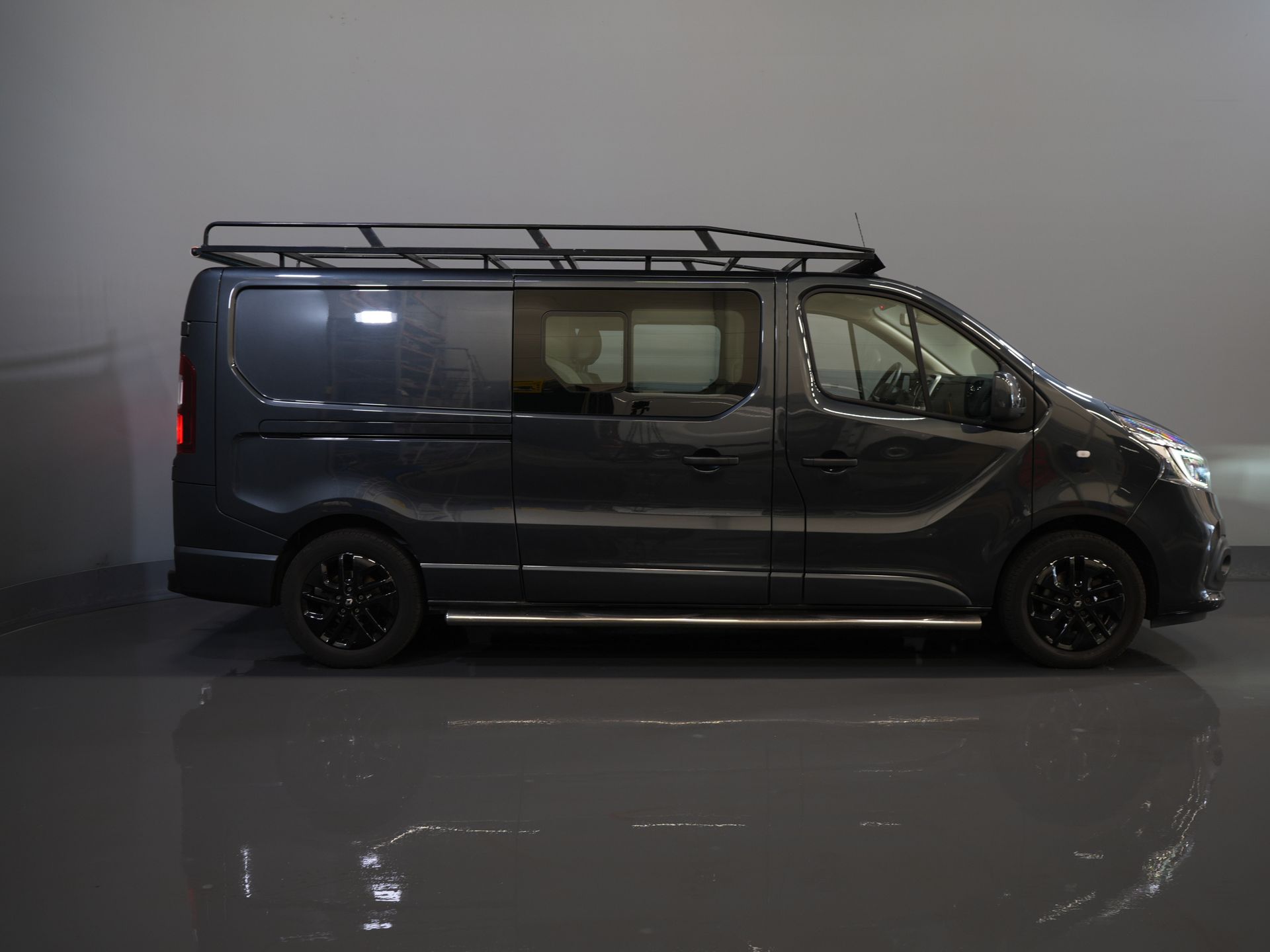 Renault Trafic Bestelbus 2.0 dCi 145 pk Aut. L2 DC Dubbel Cabine BPM VRIJ! 2xSchuifdeur/ LED/ Stoelverw./ Climate/ Cruise/ Imperiaal/ Sidebars/ Trekhaak/ 10