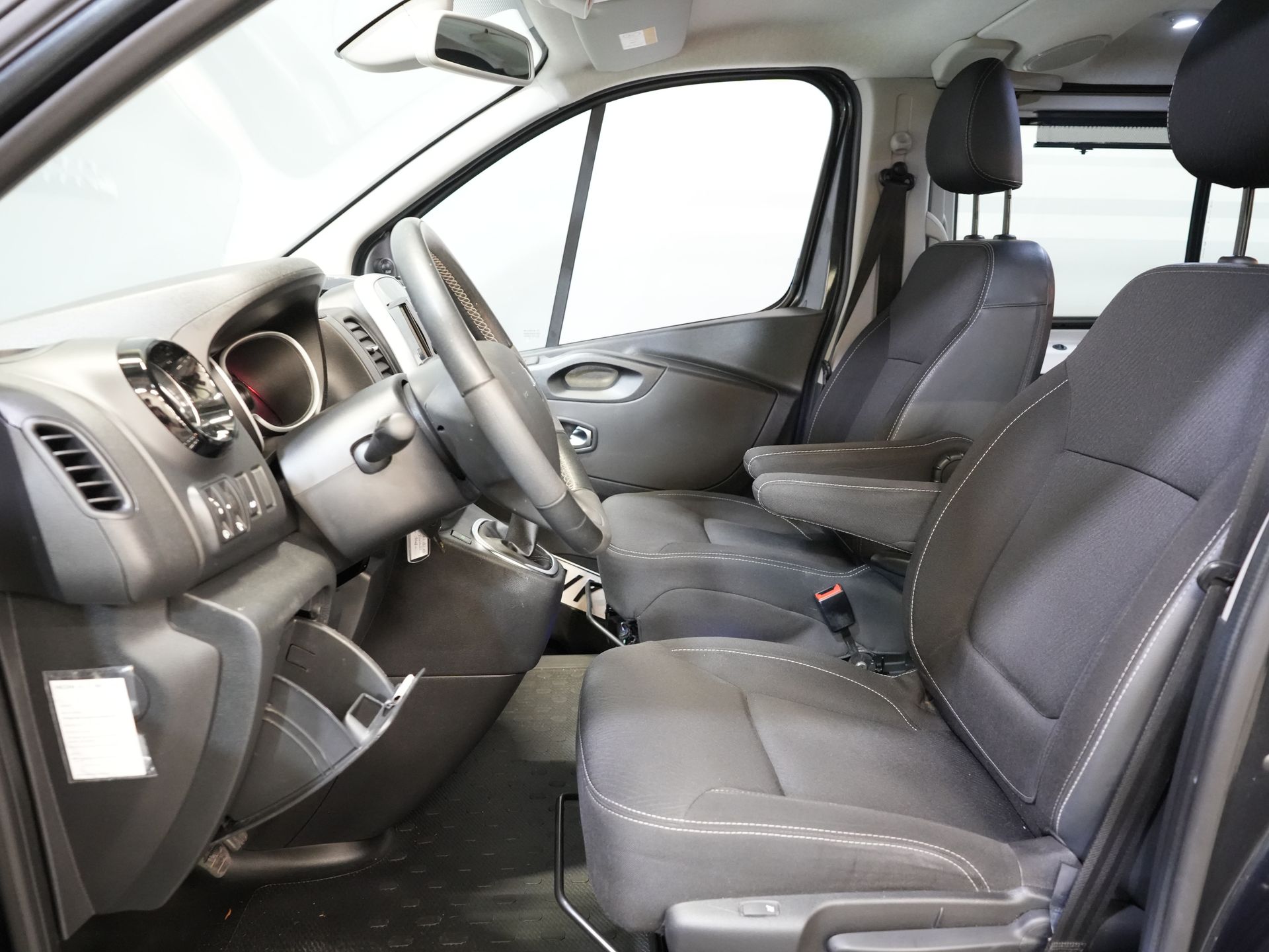Renault Trafic Bestelbus 2.0 dCi 145 pk Aut. L2 DC Dubbel Cabine BPM VRIJ! 2xSchuifdeur/ LED/ Stoelverw./ Climate/ Cruise/ Imperiaal/ Sidebars/ Trekhaak/ 11