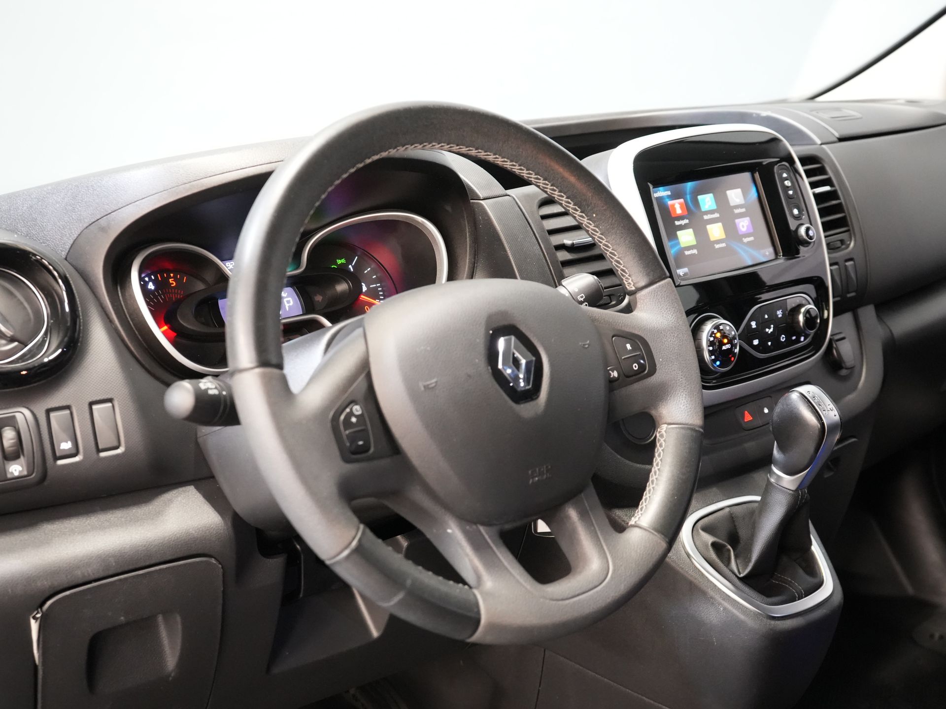 Renault Trafic Bestelbus 2.0 dCi 145 pk Aut. L2 DC Dubbel Cabine BPM VRIJ! 2xSchuifdeur/ LED/ Stoelverw./ Climate/ Cruise/ Imperiaal/ Sidebars/ Trekhaak/ 13