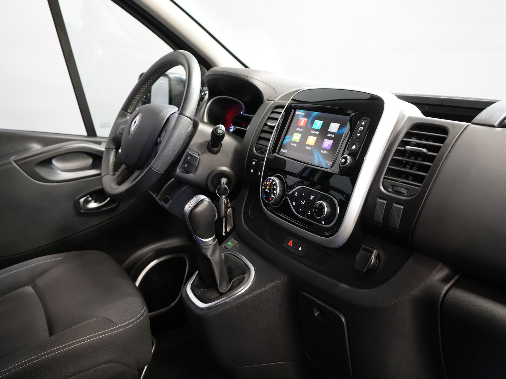 Renault Trafic Bestelbus 2.0 dCi 145 pk Aut. L2 DC Dubbel Cabine BPM VRIJ! 2xSchuifdeur/ LED/ Stoelverw./ Climate/ Cruise/ Imperiaal/ Sidebars/ Trekhaak/ 2
